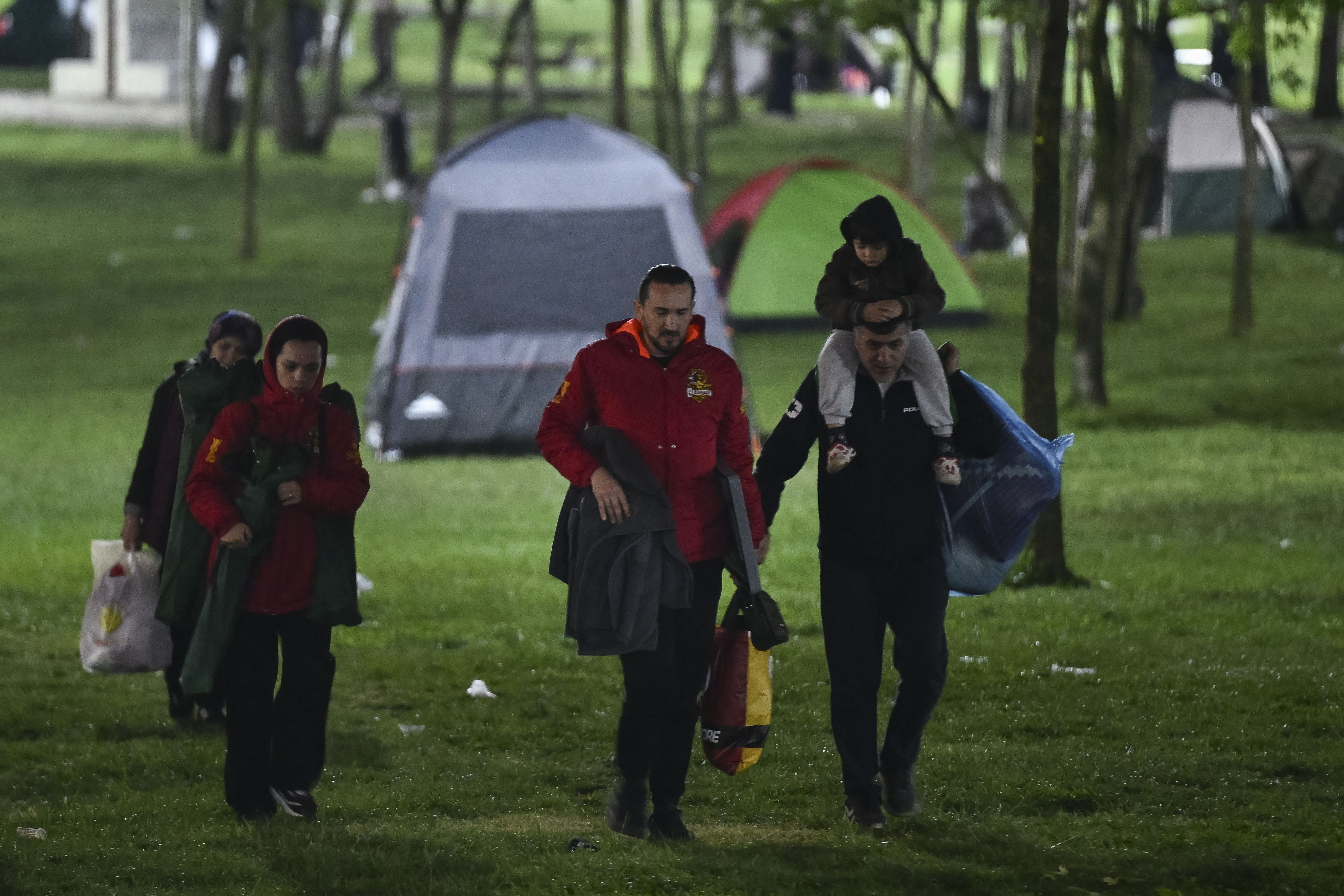 İSTANBUL'DAKİ MİLLET BAHÇELERİ, DEPREMİN ARDINDAN VATANDAŞLARIN TOPLANMA ALANLARI OLDU