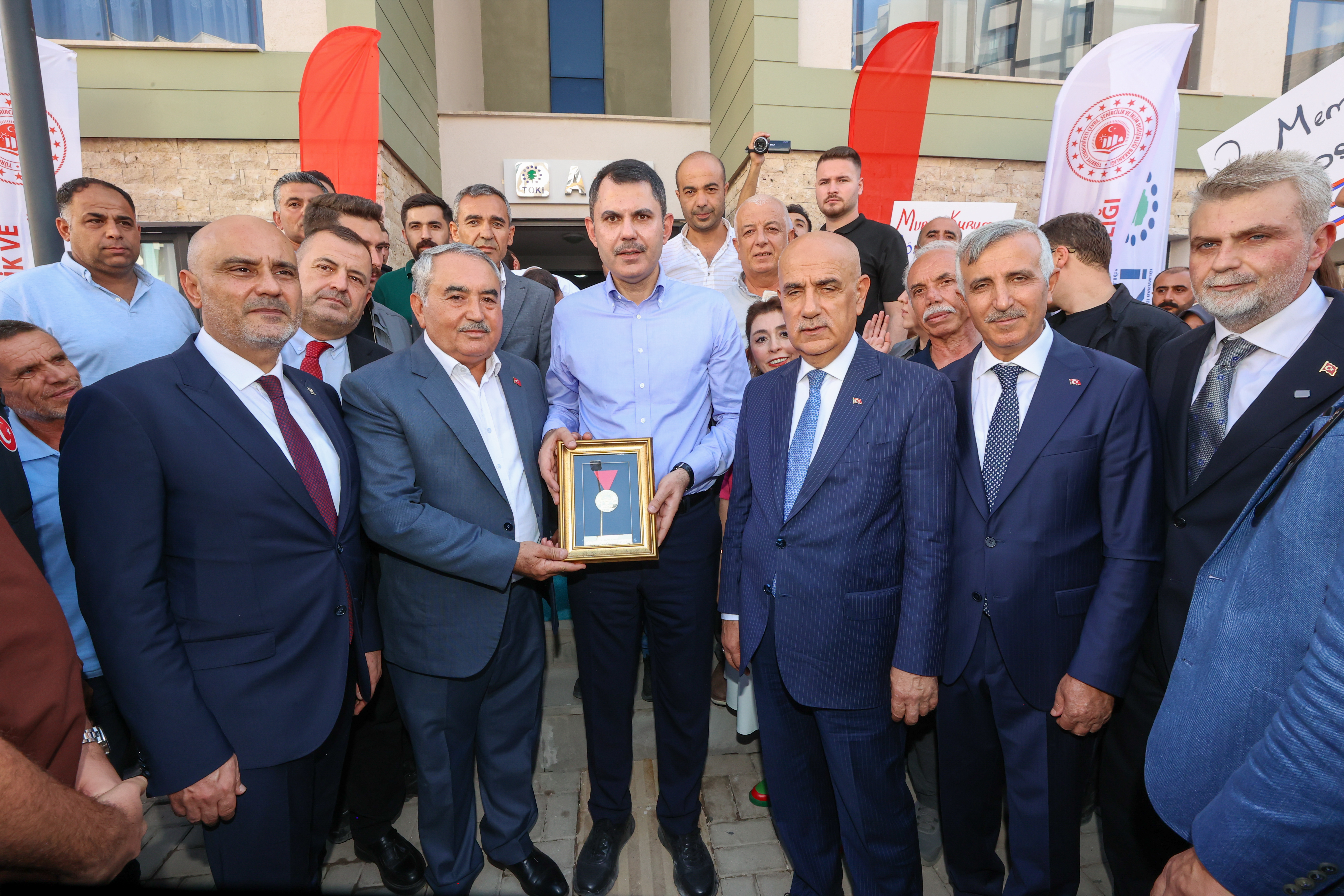 KAHRAMANMARAŞLI AHMET AMCA GÖZYAŞLARIYLA TEŞEKKÜR ETTİ: PAZAR GÜNÜ ANAHTARIMI ALDIM