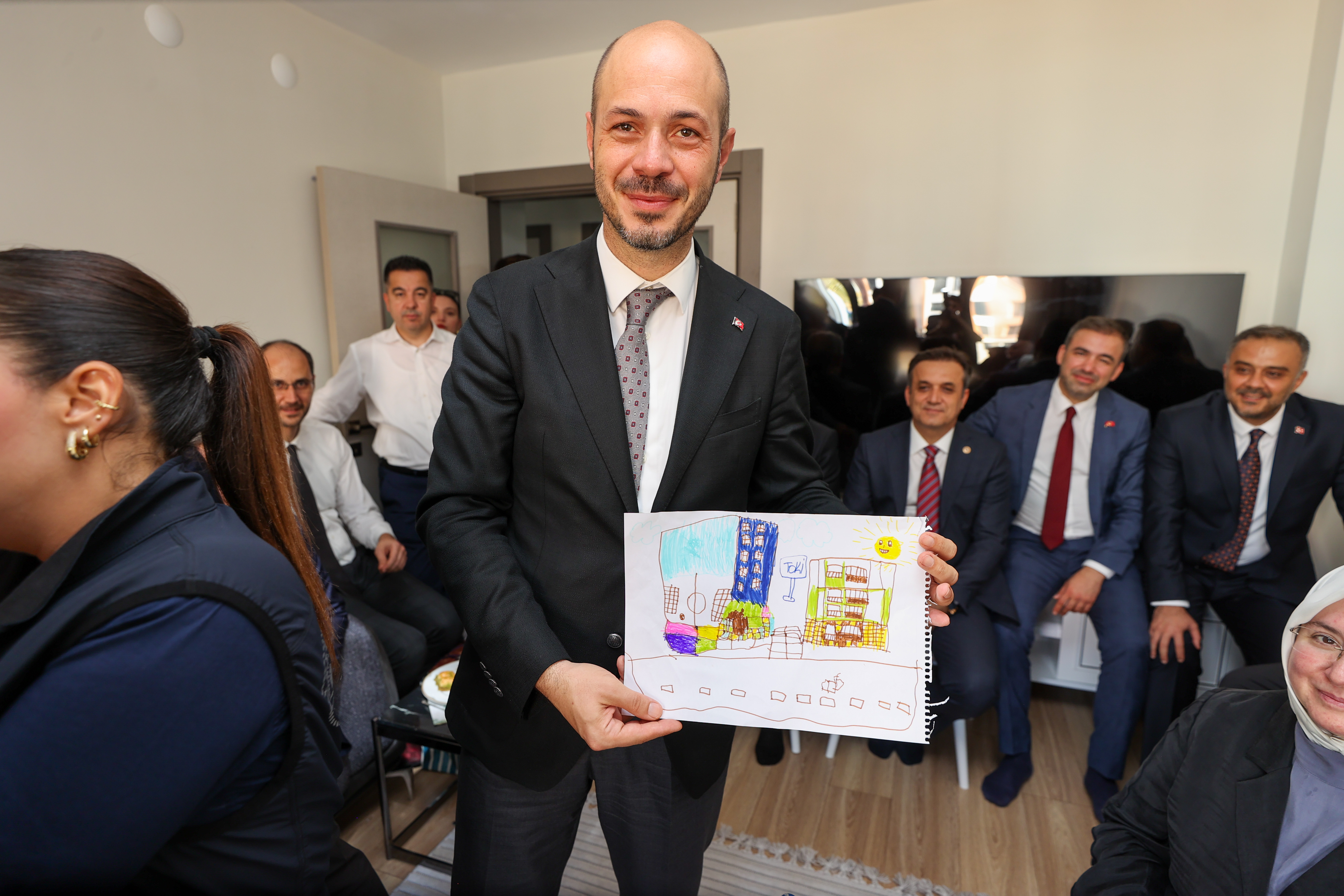 KAHRAMANMARAŞLI AHMET AMCA GÖZYAŞLARIYLA TEŞEKKÜR ETTİ: PAZAR GÜNÜ ANAHTARIMI ALDIM