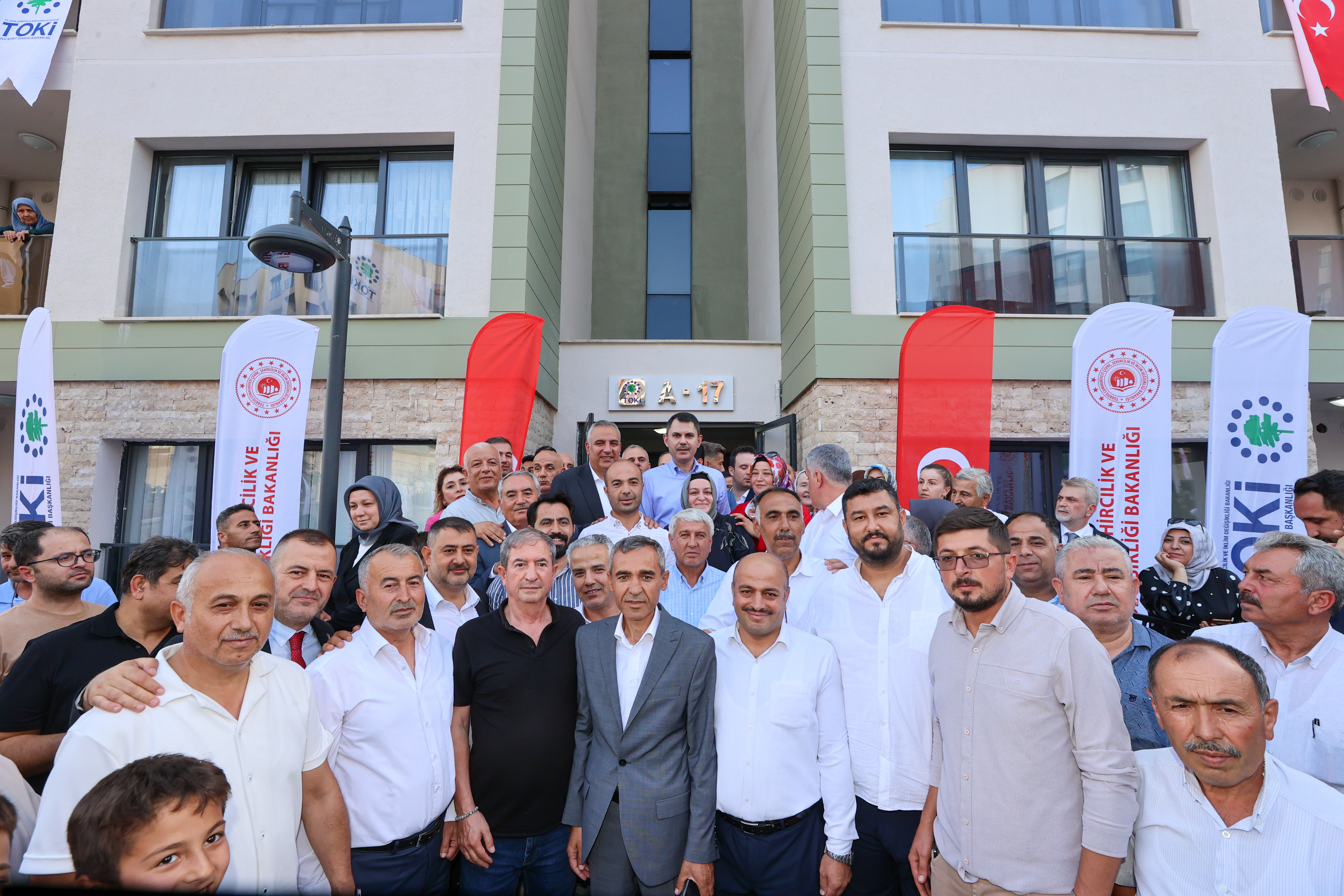 KAHRAMANMARAŞLI AHMET AMCA GÖZYAŞLARIYLA TEŞEKKÜR ETTİ: PAZAR GÜNÜ ANAHTARIMI ALDIM