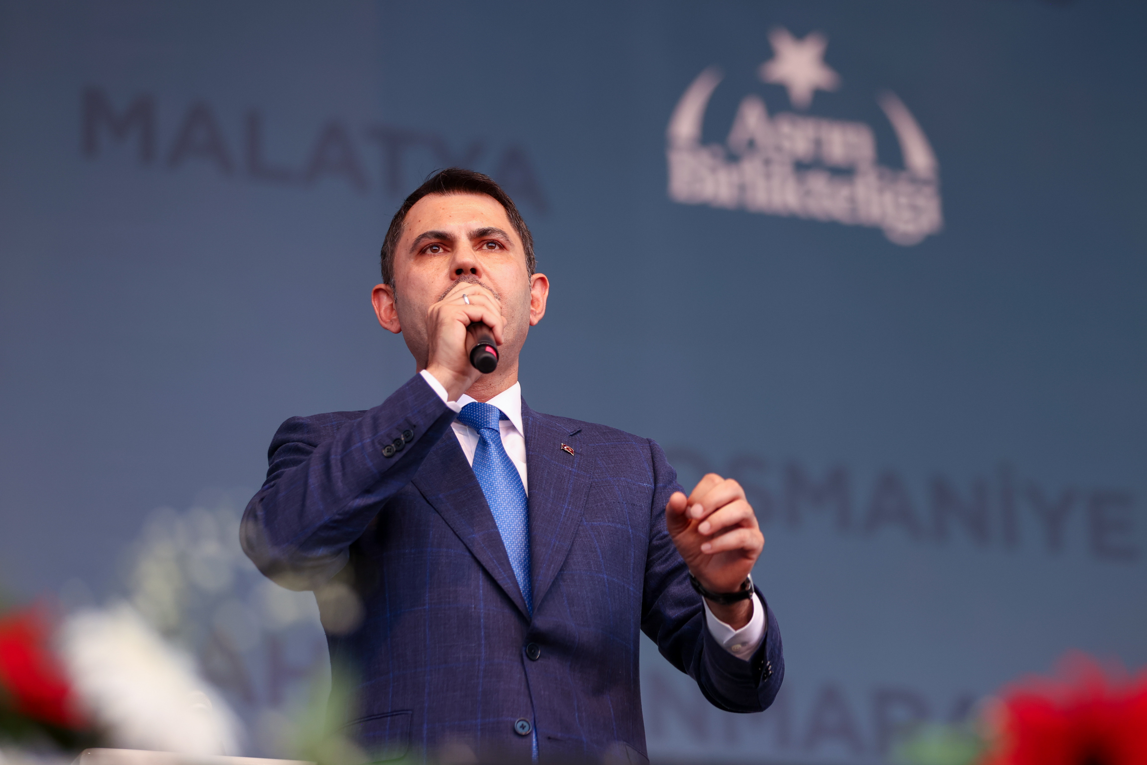 KARANLIK YERİNİ YENİDEN AYDINLIĞA BIRAKIYOR, BAHARI MÜJDELEYEN 300 BİN ÇİÇEK DAHA AÇIYOR