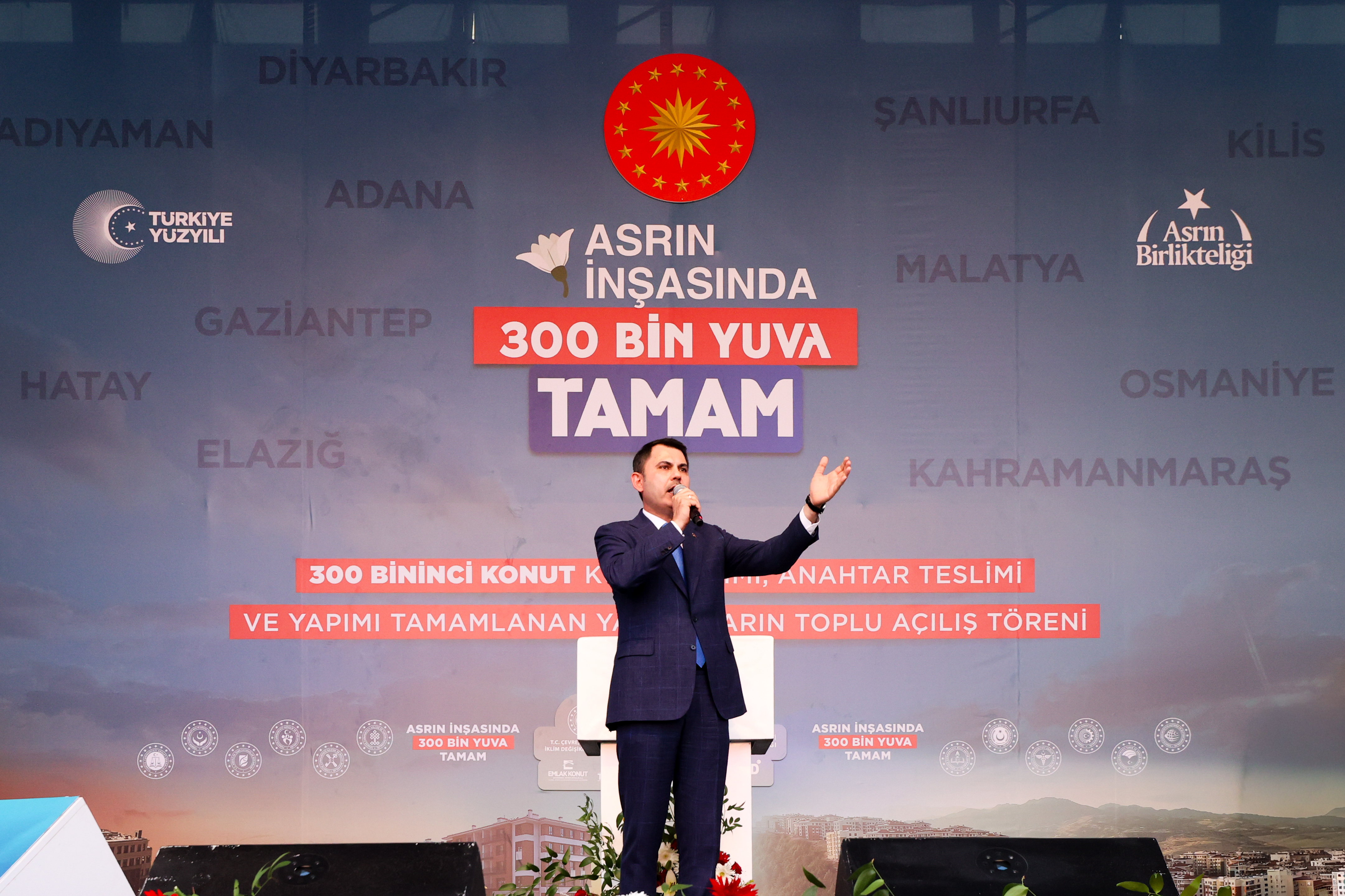 KARANLIK YERİNİ YENİDEN AYDINLIĞA BIRAKIYOR, BAHARI MÜJDELEYEN 300 BİN ÇİÇEK DAHA AÇIYOR