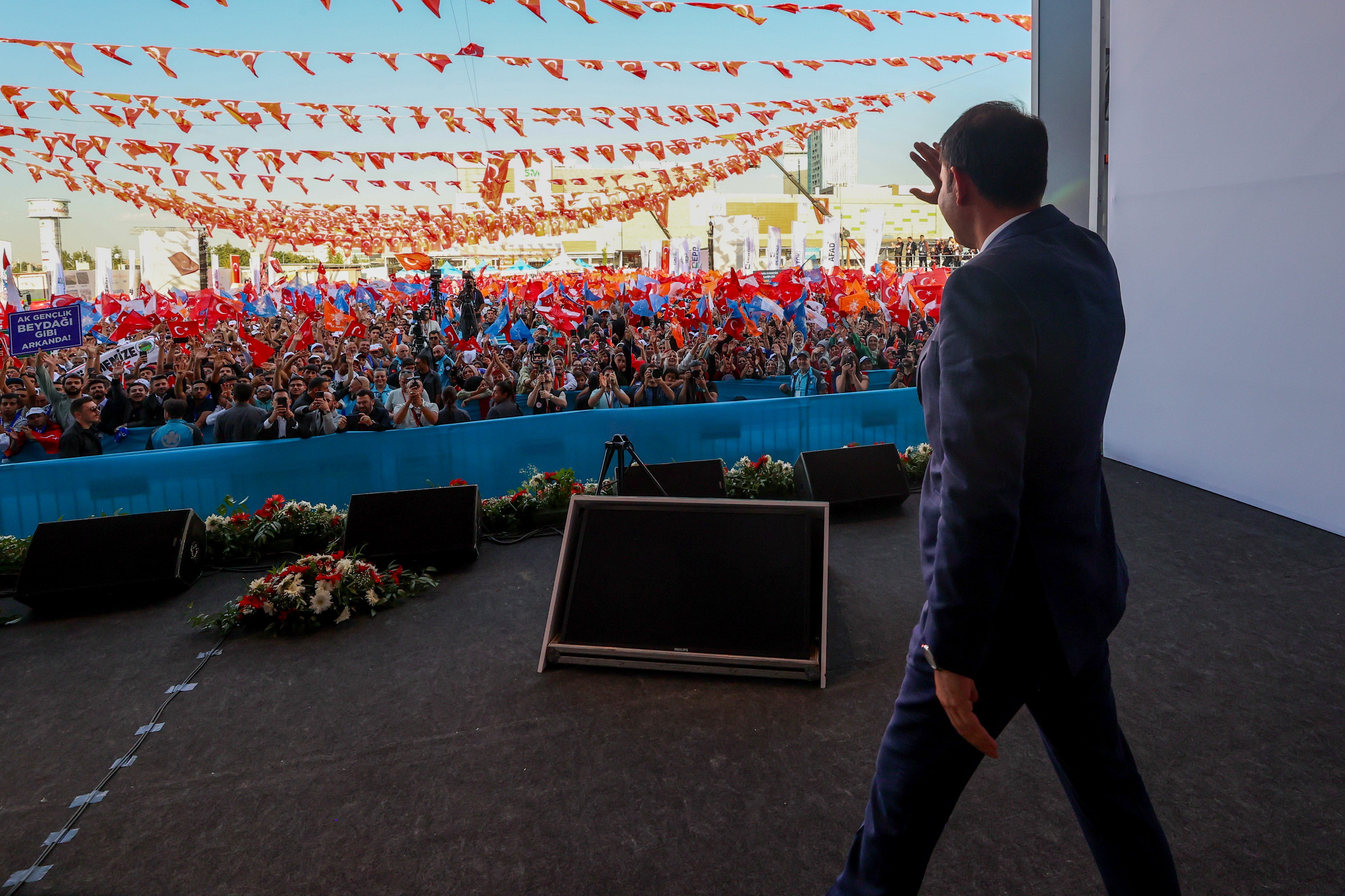 KARANLIK YERİNİ YENİDEN AYDINLIĞA BIRAKIYOR, BAHARI MÜJDELEYEN 300 BİN ÇİÇEK DAHA AÇIYOR
