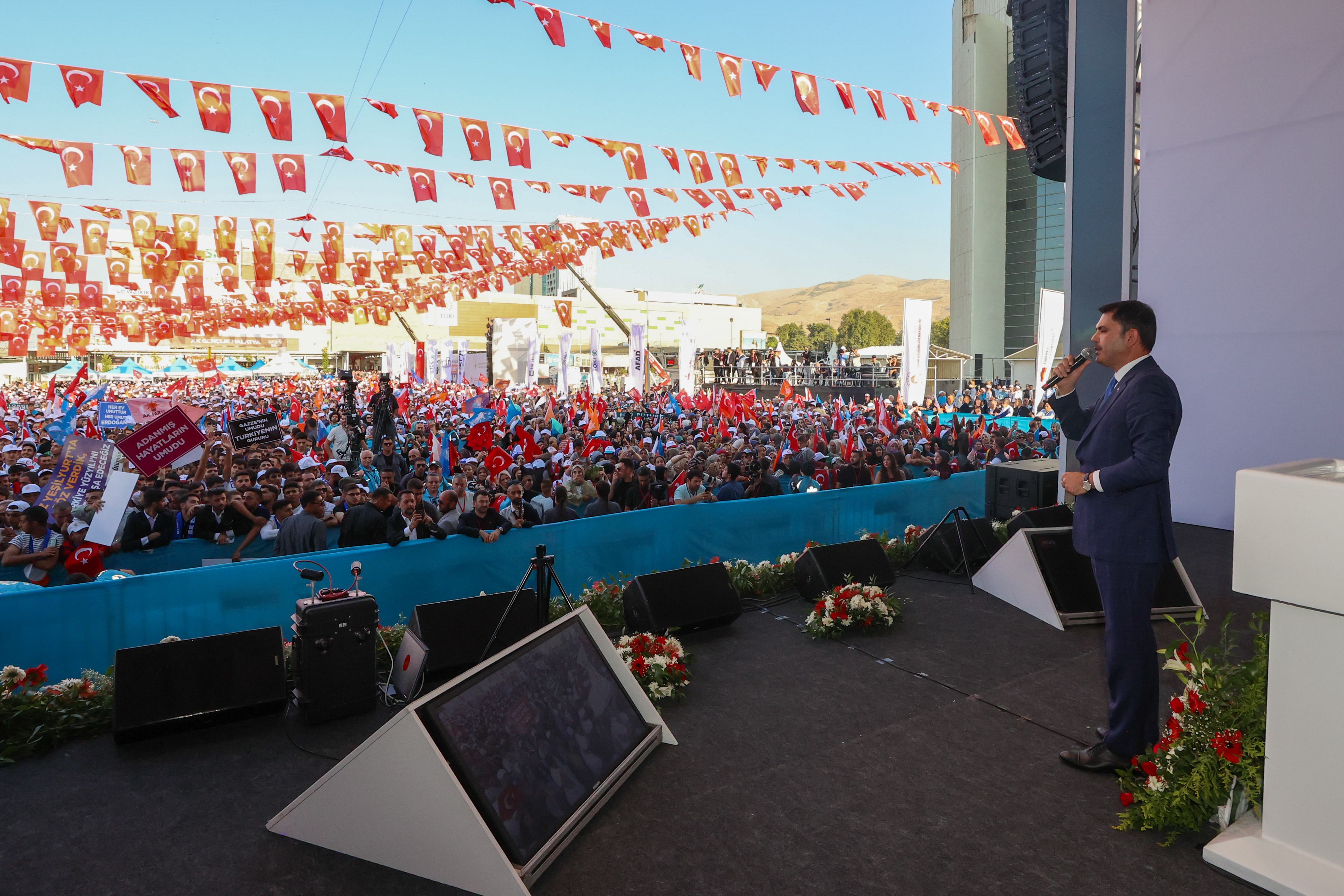 KARANLIK YERİNİ YENİDEN AYDINLIĞA BIRAKIYOR, BAHARI MÜJDELEYEN 300 BİN ÇİÇEK DAHA AÇIYOR
