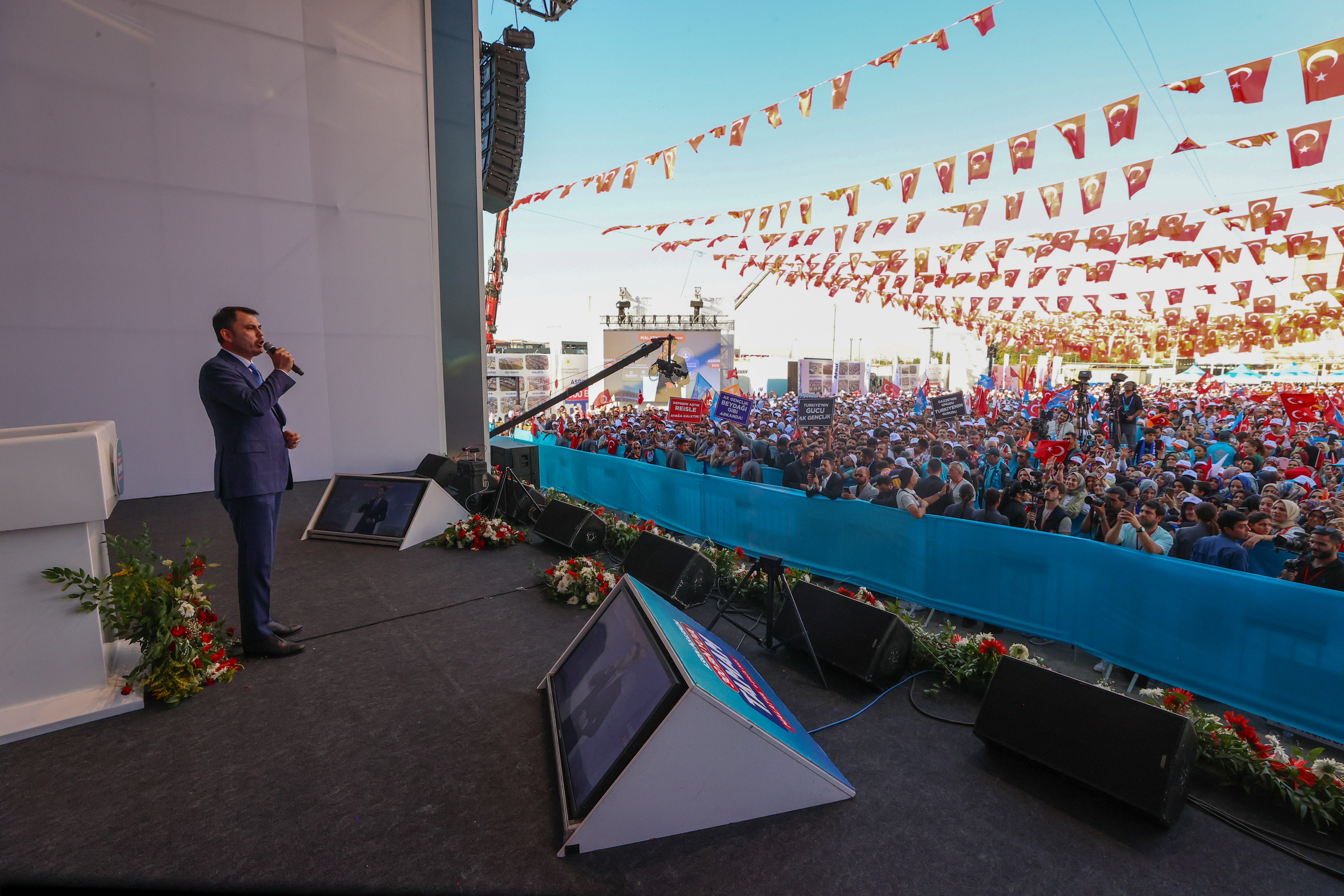 KARANLIK YERİNİ YENİDEN AYDINLIĞA BIRAKIYOR, BAHARI MÜJDELEYEN 300 BİN ÇİÇEK DAHA AÇIYOR
