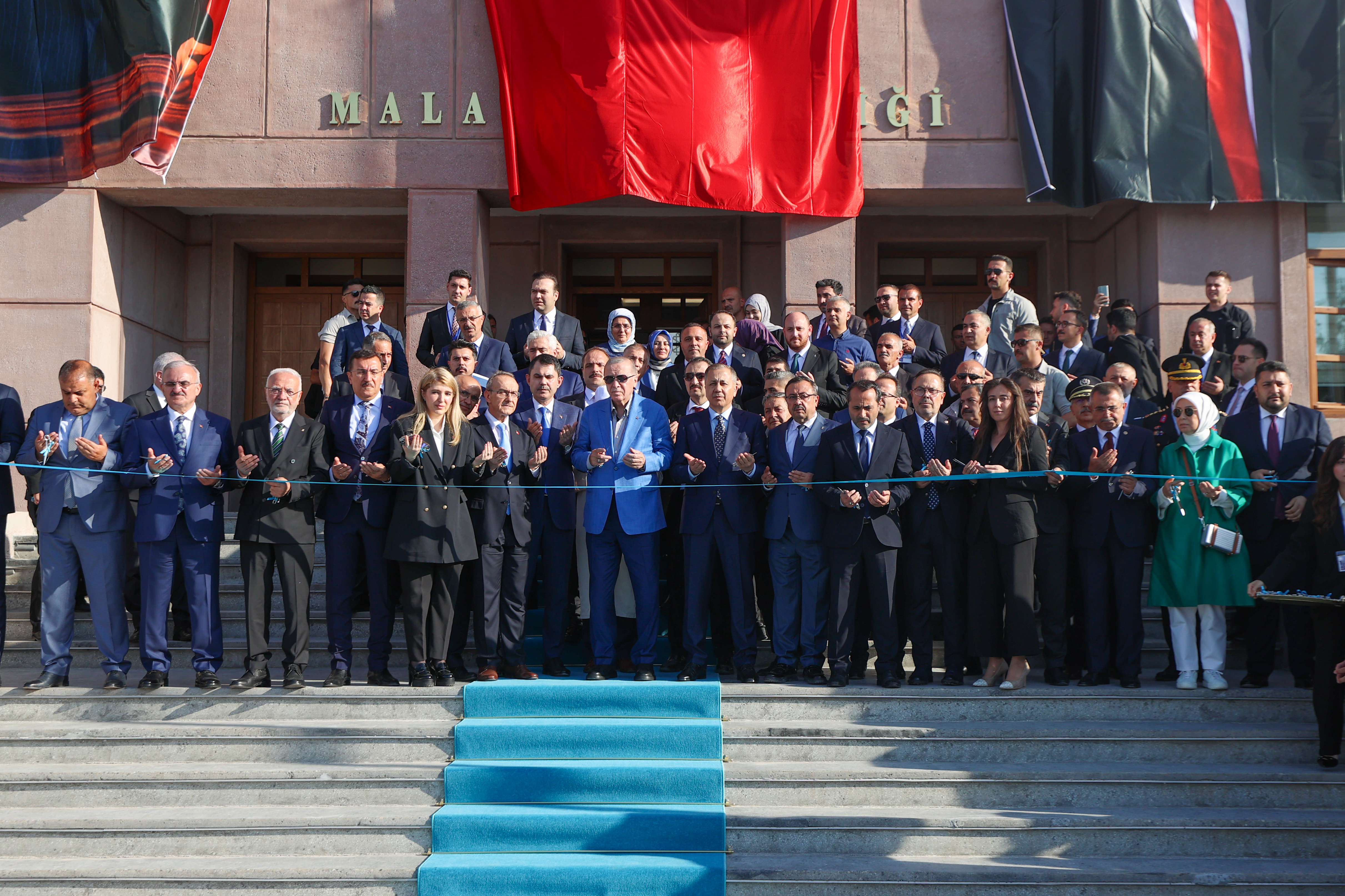 KARANLIK YERİNİ YENİDEN AYDINLIĞA BIRAKIYOR, BAHARI MÜJDELEYEN 300 BİN ÇİÇEK DAHA AÇIYOR