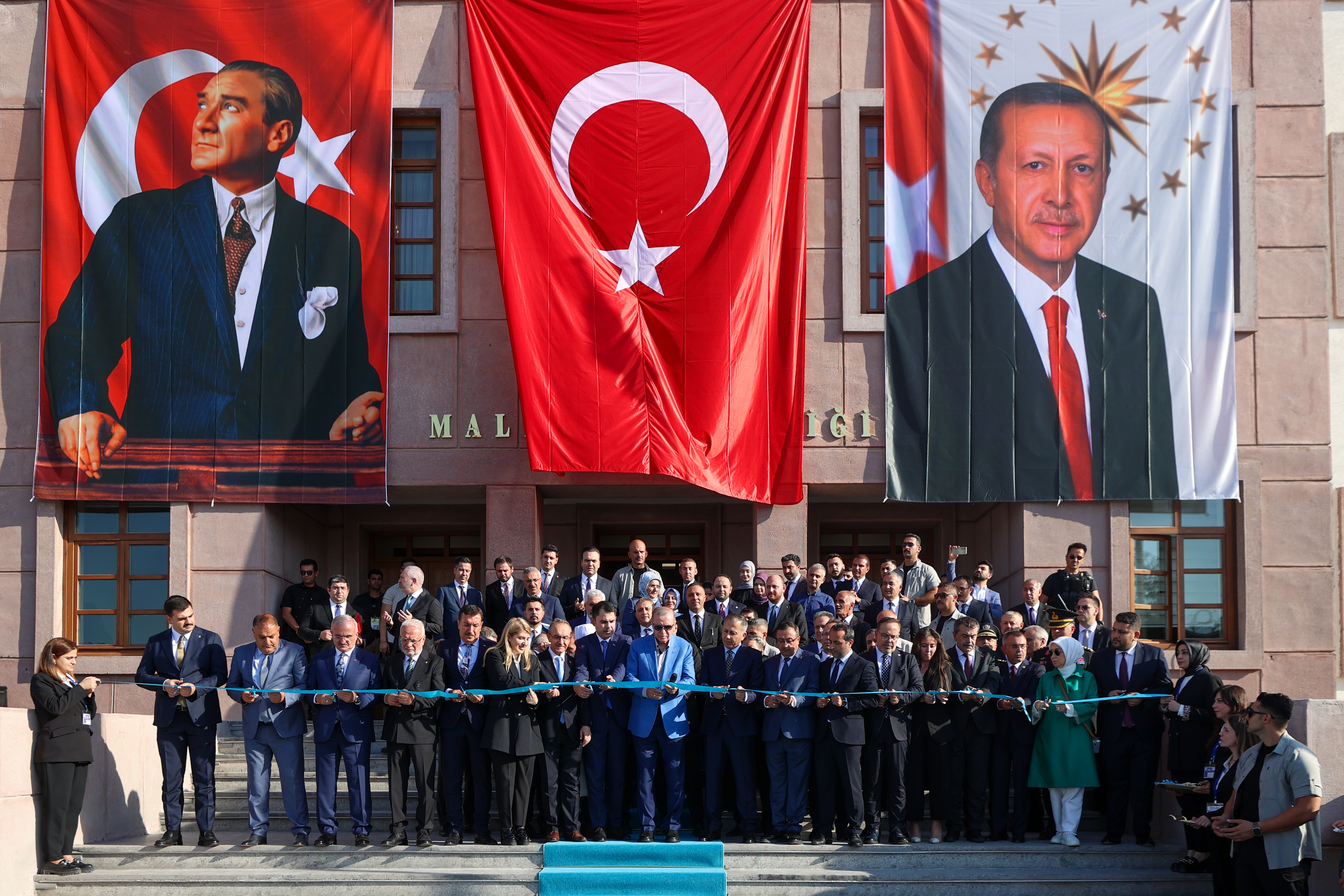 KARANLIK YERİNİ YENİDEN AYDINLIĞA BIRAKIYOR, BAHARI MÜJDELEYEN 300 BİN ÇİÇEK DAHA AÇIYOR