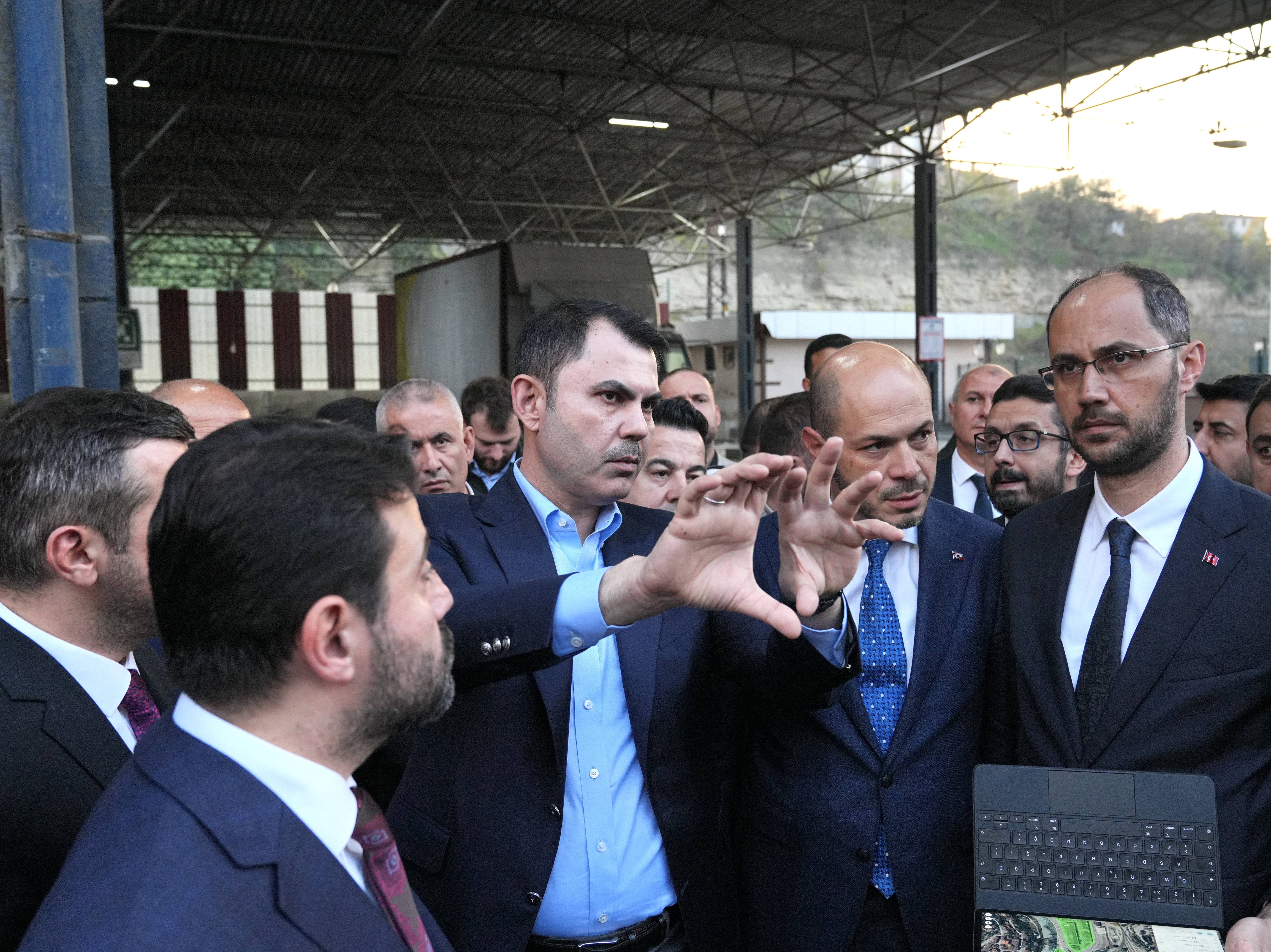 KÖYÜNÜ ALEVLERE TESLİM ETMEK İSTEMEMİŞTİ, YENİ EVLERİN TEMELİNİ BAKAN KURUM İLE BİRLİKTE ATTI