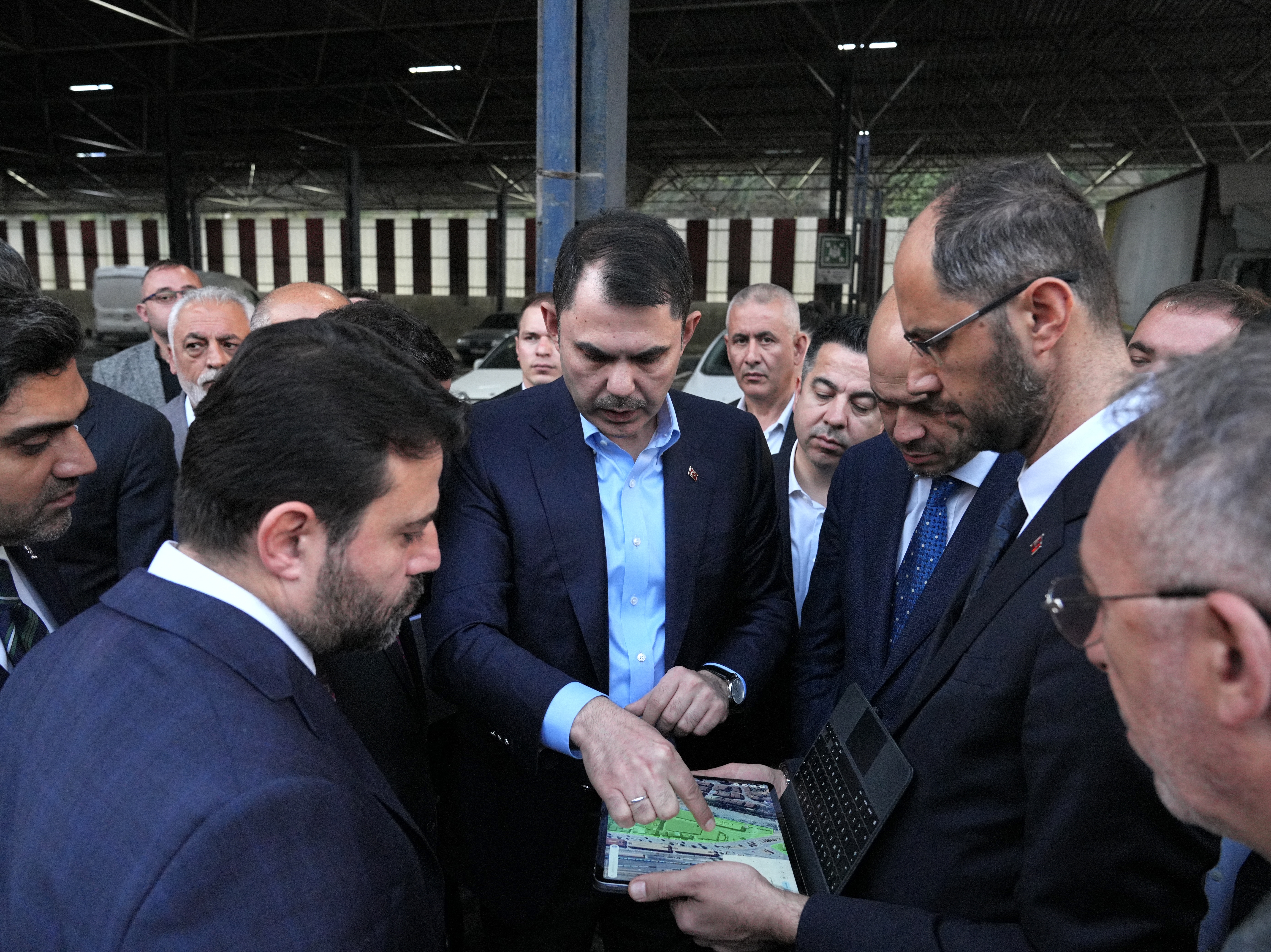 KÖYÜNÜ ALEVLERE TESLİM ETMEK İSTEMEMİŞTİ, YENİ EVLERİN TEMELİNİ BAKAN KURUM İLE BİRLİKTE ATTI