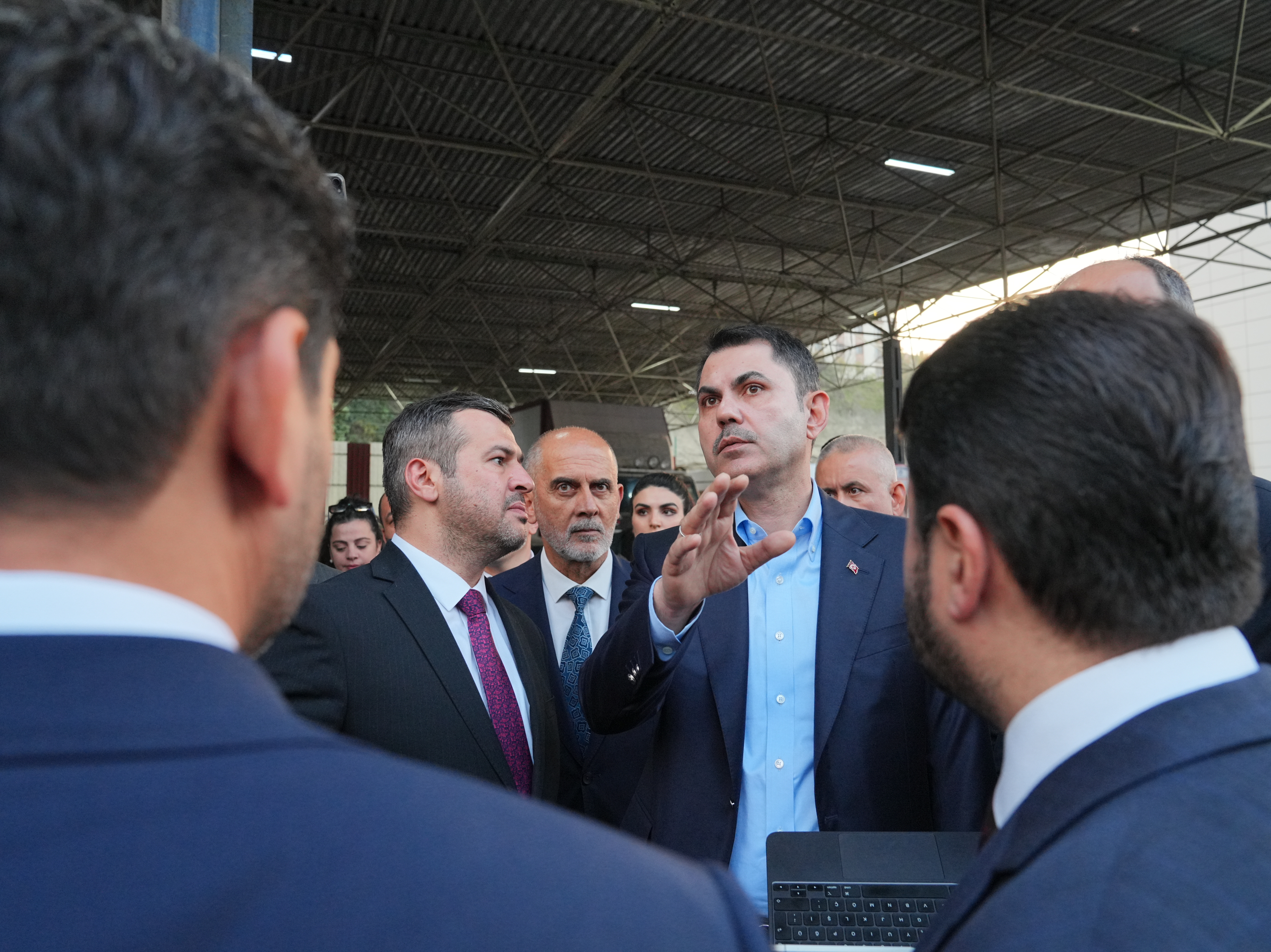 KÖYÜNÜ ALEVLERE TESLİM ETMEK İSTEMEMİŞTİ, YENİ EVLERİN TEMELİNİ BAKAN KURUM İLE BİRLİKTE ATTI