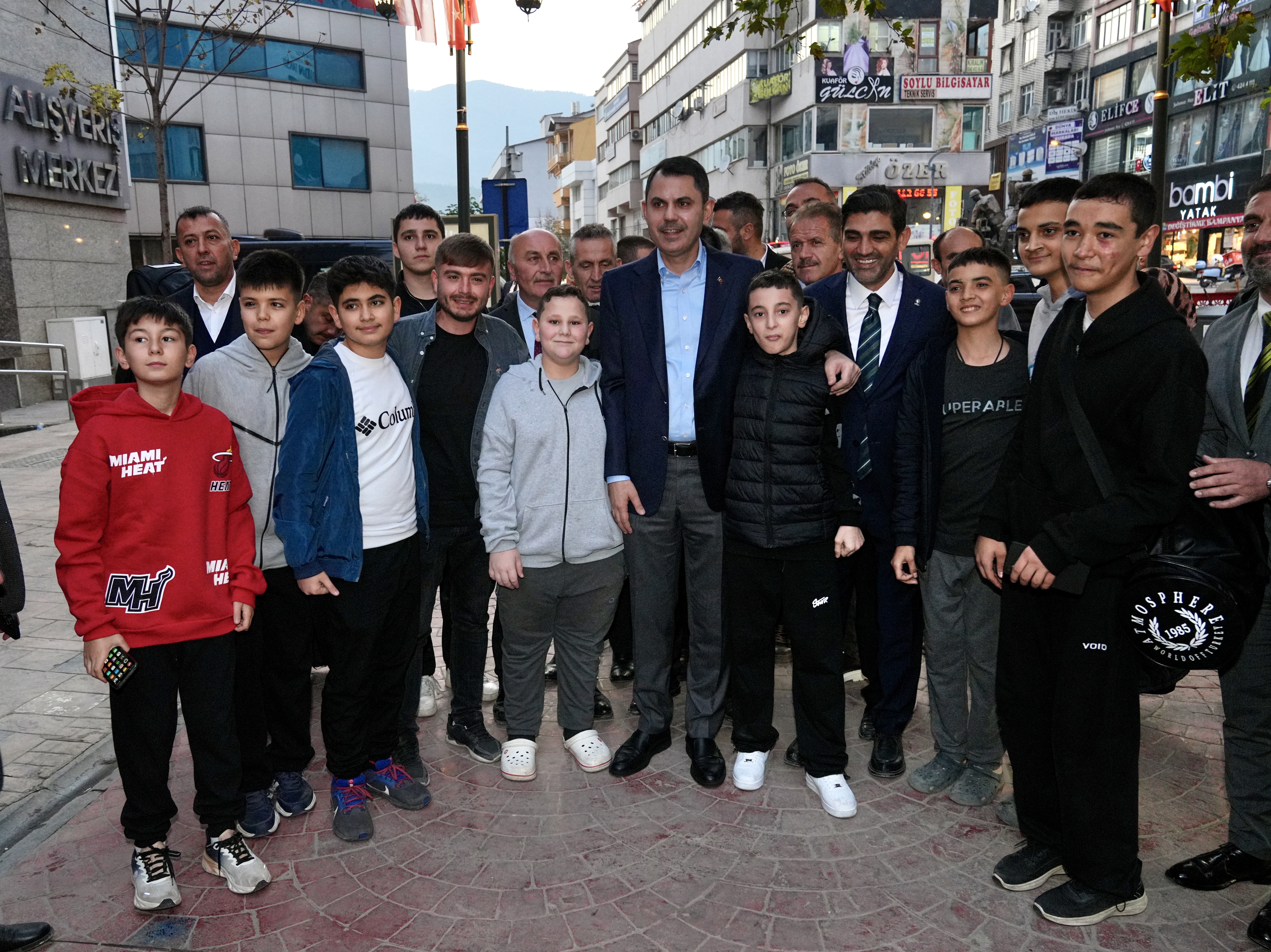 KÖYÜNÜ ALEVLERE TESLİM ETMEK İSTEMEMİŞTİ, YENİ EVLERİN TEMELİNİ BAKAN KURUM İLE BİRLİKTE ATTI