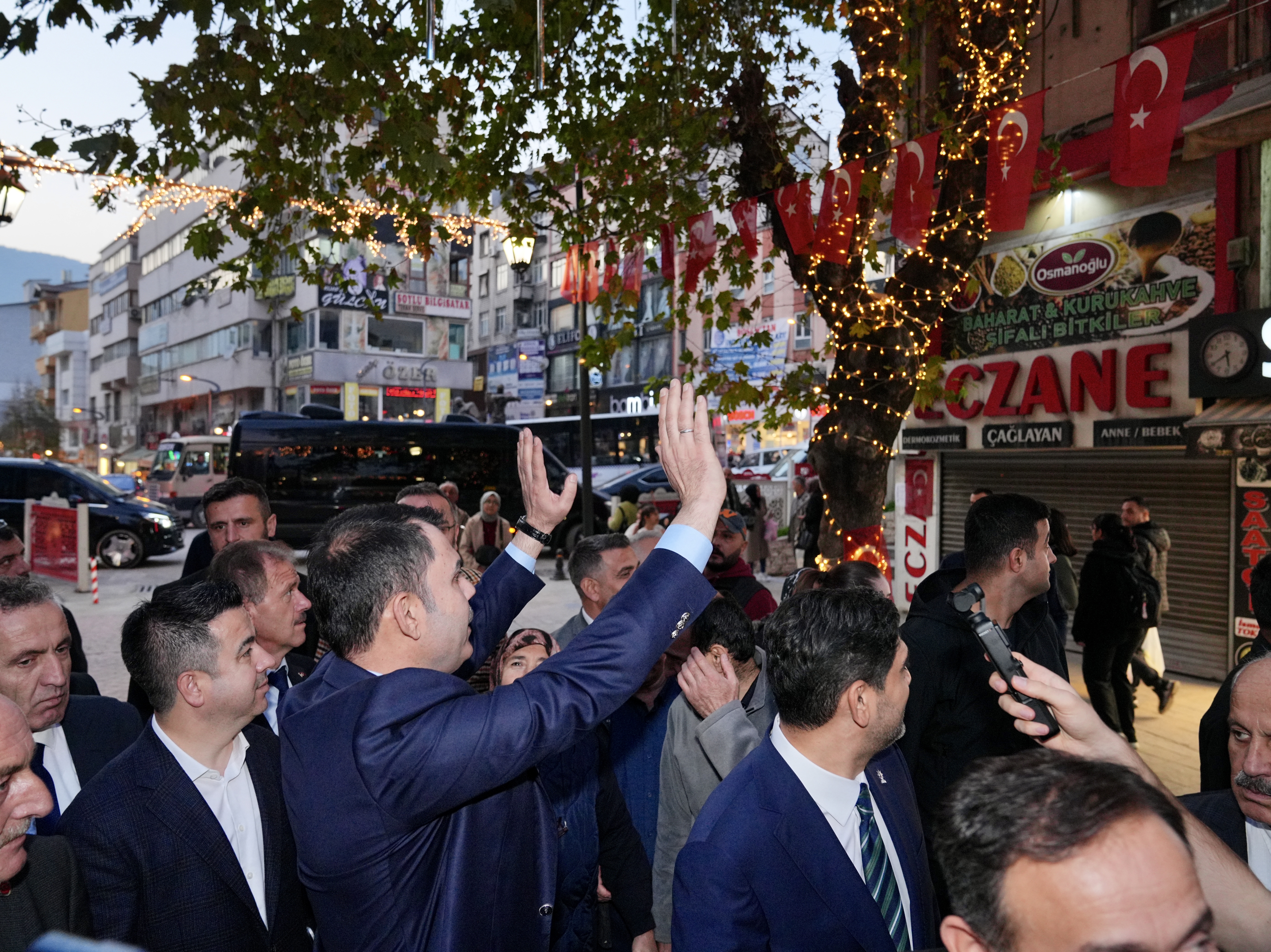 KÖYÜNÜ ALEVLERE TESLİM ETMEK İSTEMEMİŞTİ, YENİ EVLERİN TEMELİNİ BAKAN KURUM İLE BİRLİKTE ATTI