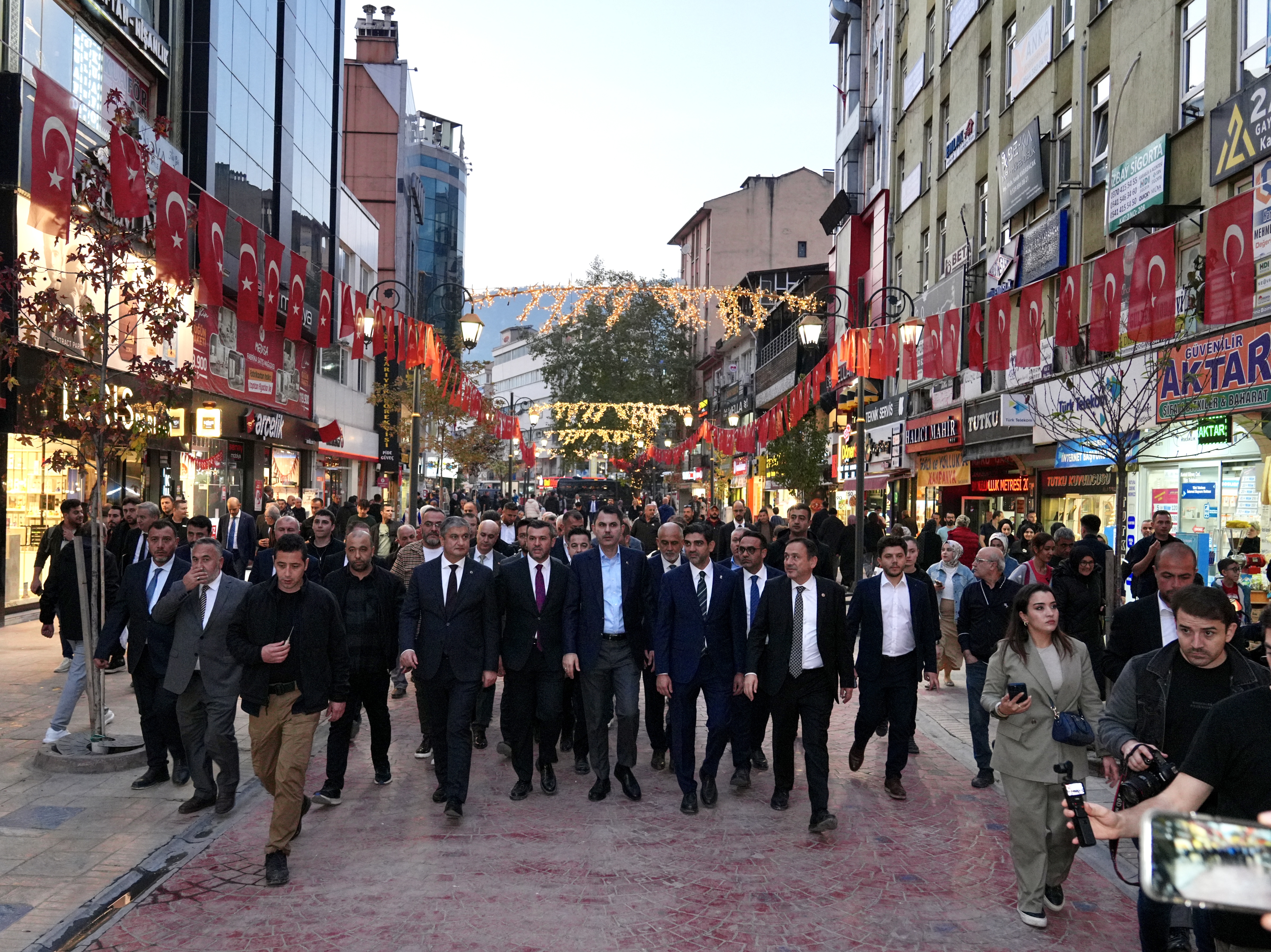 KÖYÜNÜ ALEVLERE TESLİM ETMEK İSTEMEMİŞTİ, YENİ EVLERİN TEMELİNİ BAKAN KURUM İLE BİRLİKTE ATTI