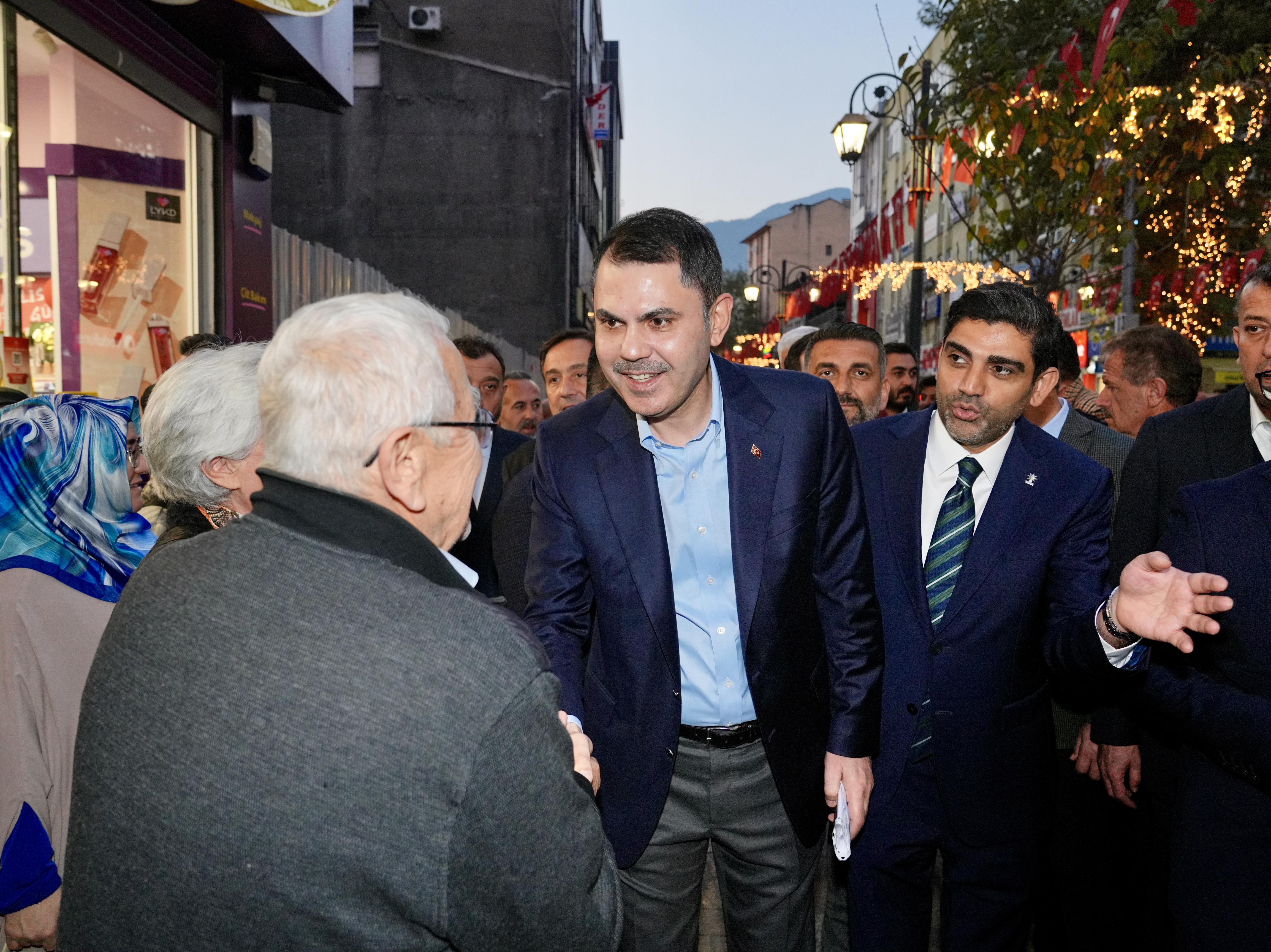 KÖYÜNÜ ALEVLERE TESLİM ETMEK İSTEMEMİŞTİ, YENİ EVLERİN TEMELİNİ BAKAN KURUM İLE BİRLİKTE ATTI