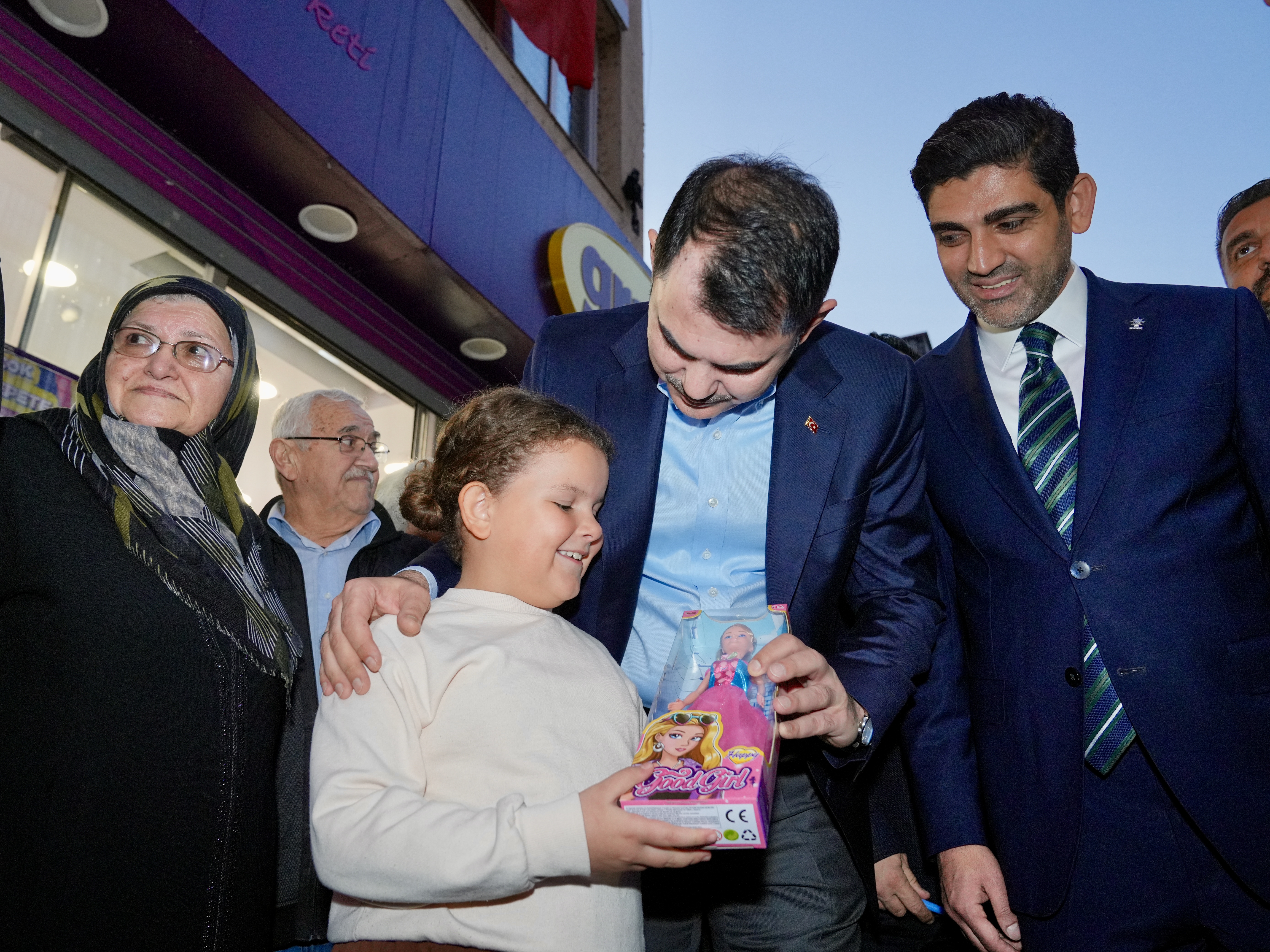 KÖYÜNÜ ALEVLERE TESLİM ETMEK İSTEMEMİŞTİ, YENİ EVLERİN TEMELİNİ BAKAN KURUM İLE BİRLİKTE ATTI