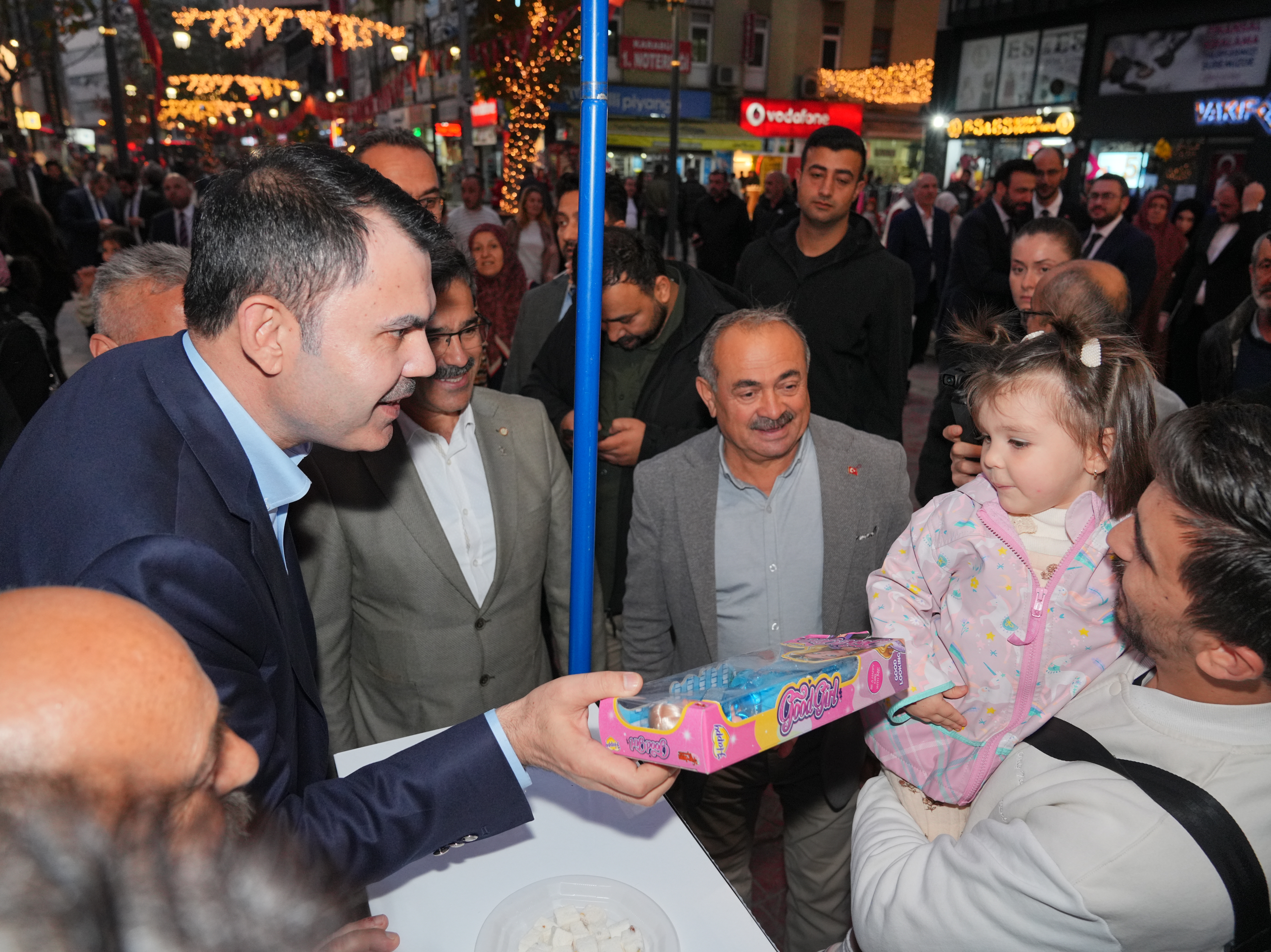 KÖYÜNÜ ALEVLERE TESLİM ETMEK İSTEMEMİŞTİ, YENİ EVLERİN TEMELİNİ BAKAN KURUM İLE BİRLİKTE ATTI