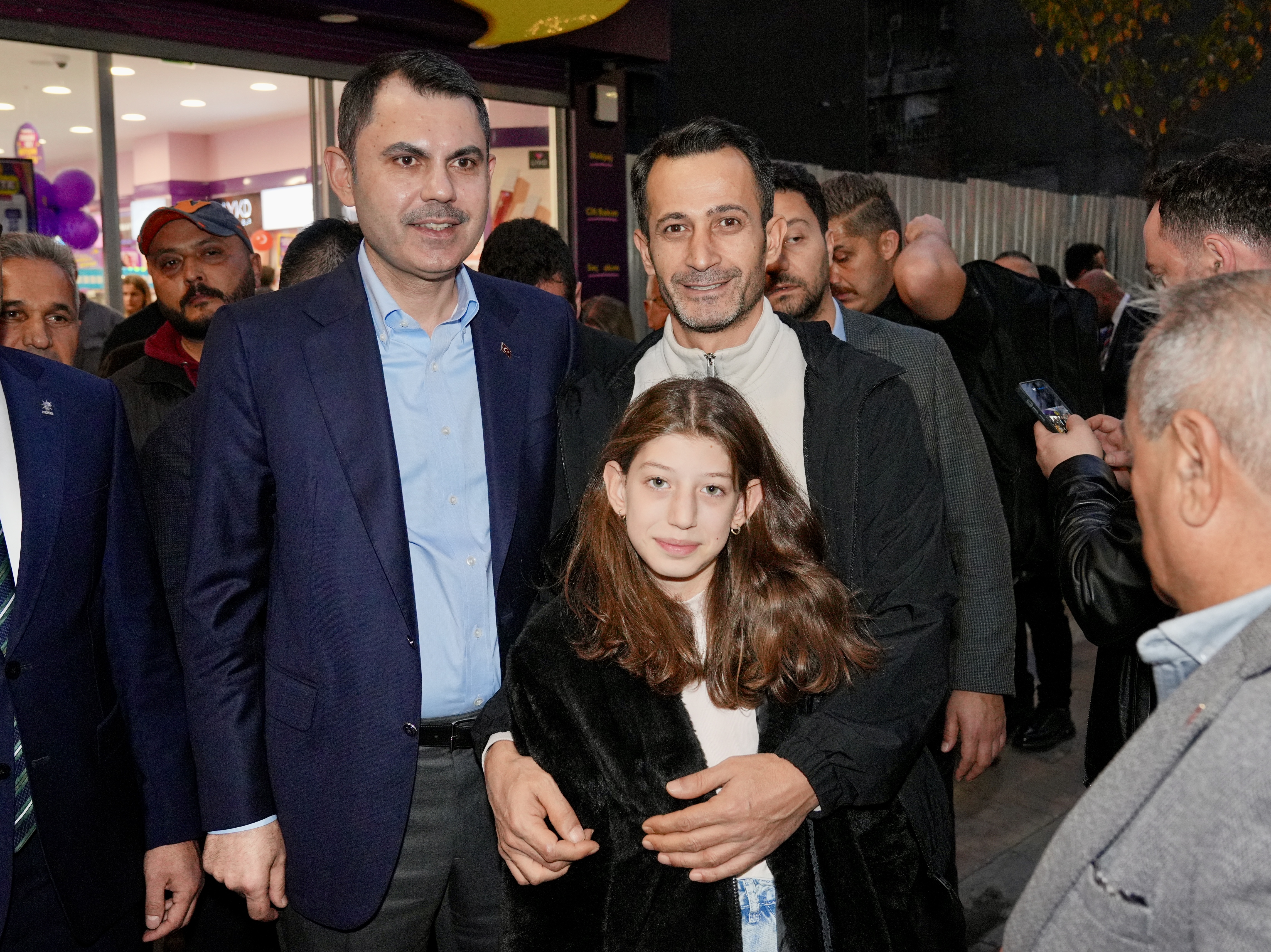 KÖYÜNÜ ALEVLERE TESLİM ETMEK İSTEMEMİŞTİ, YENİ EVLERİN TEMELİNİ BAKAN KURUM İLE BİRLİKTE ATTI