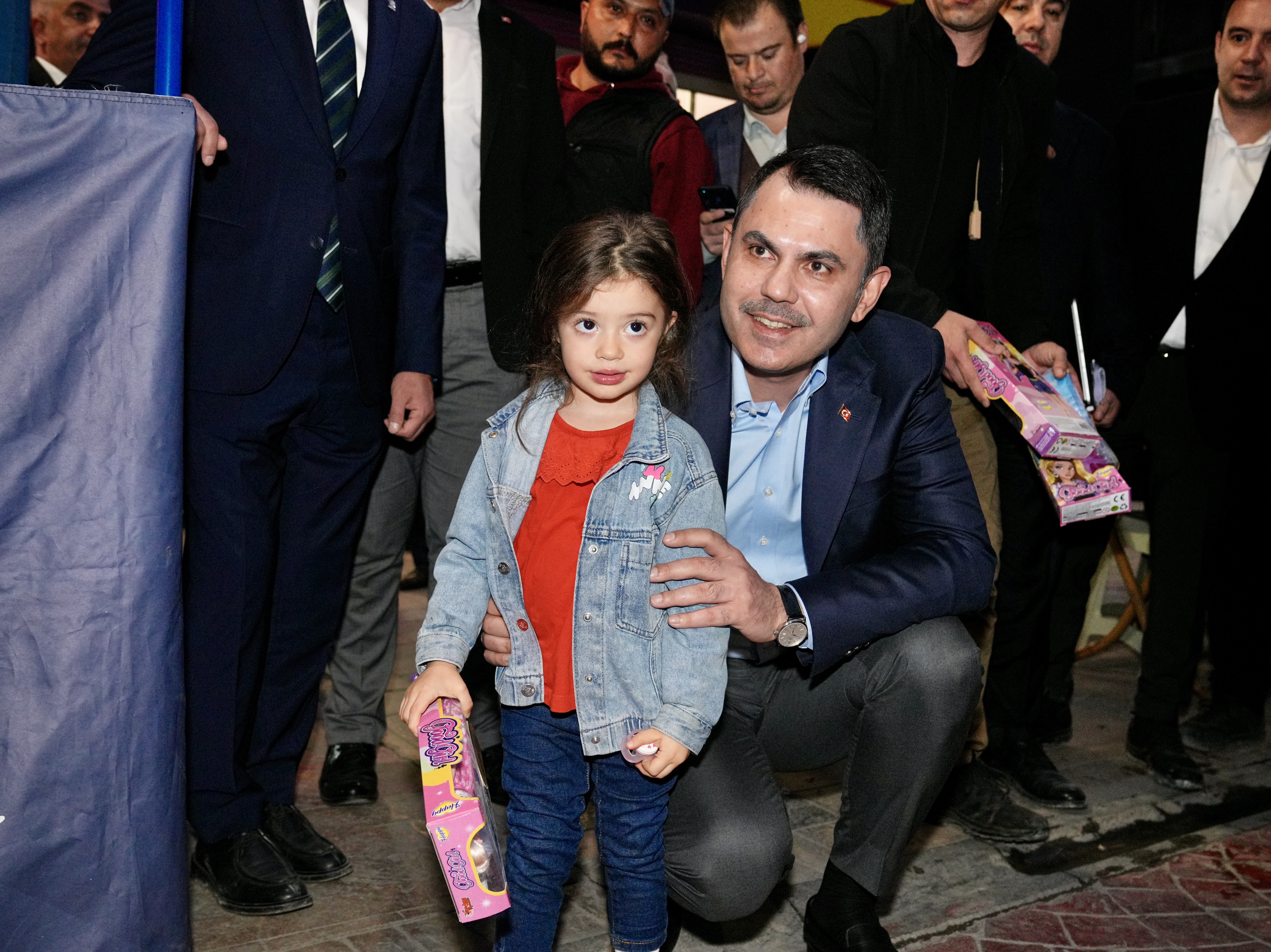 KÖYÜNÜ ALEVLERE TESLİM ETMEK İSTEMEMİŞTİ, YENİ EVLERİN TEMELİNİ BAKAN KURUM İLE BİRLİKTE ATTI