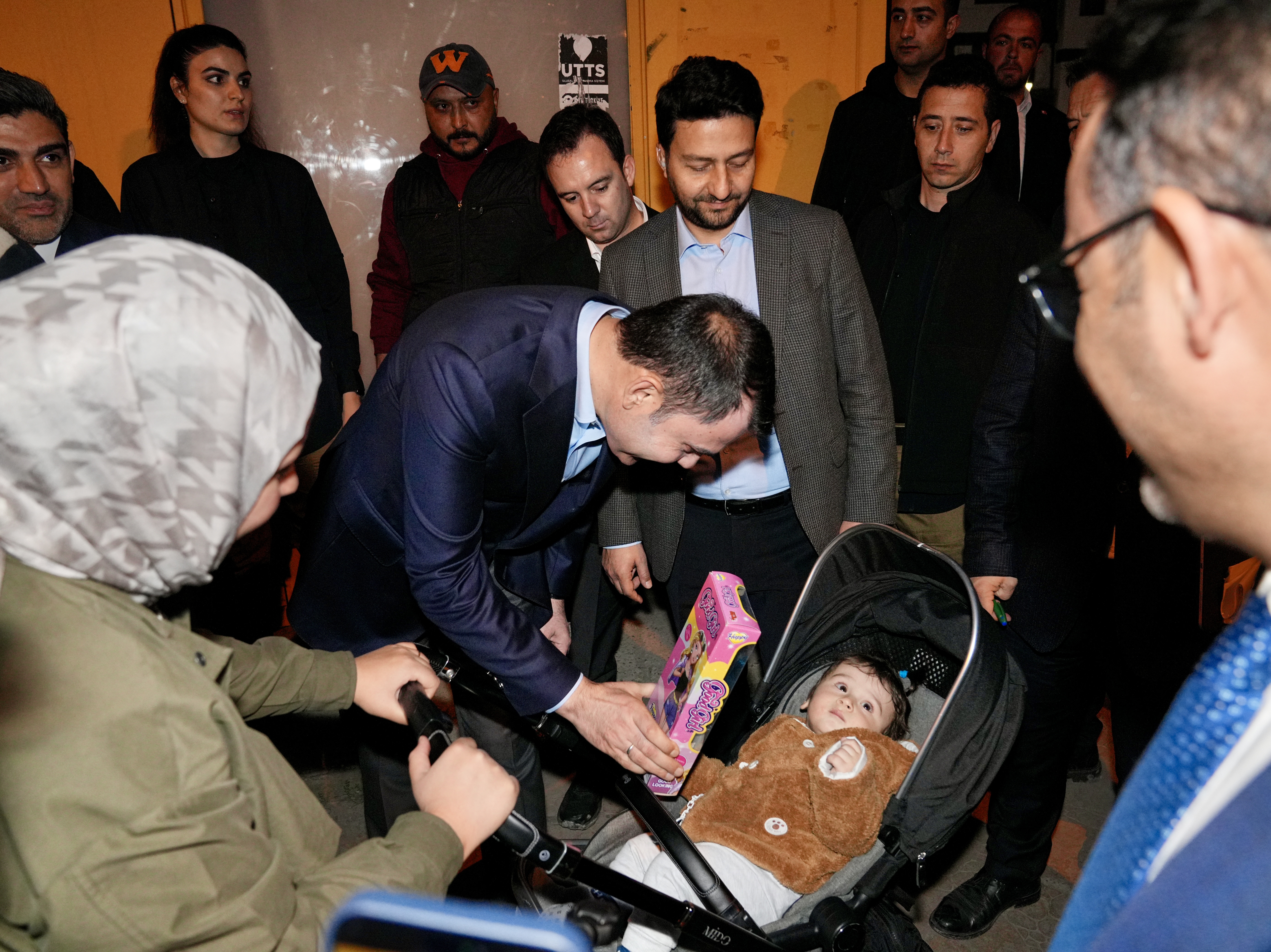 KÖYÜNÜ ALEVLERE TESLİM ETMEK İSTEMEMİŞTİ, YENİ EVLERİN TEMELİNİ BAKAN KURUM İLE BİRLİKTE ATTI