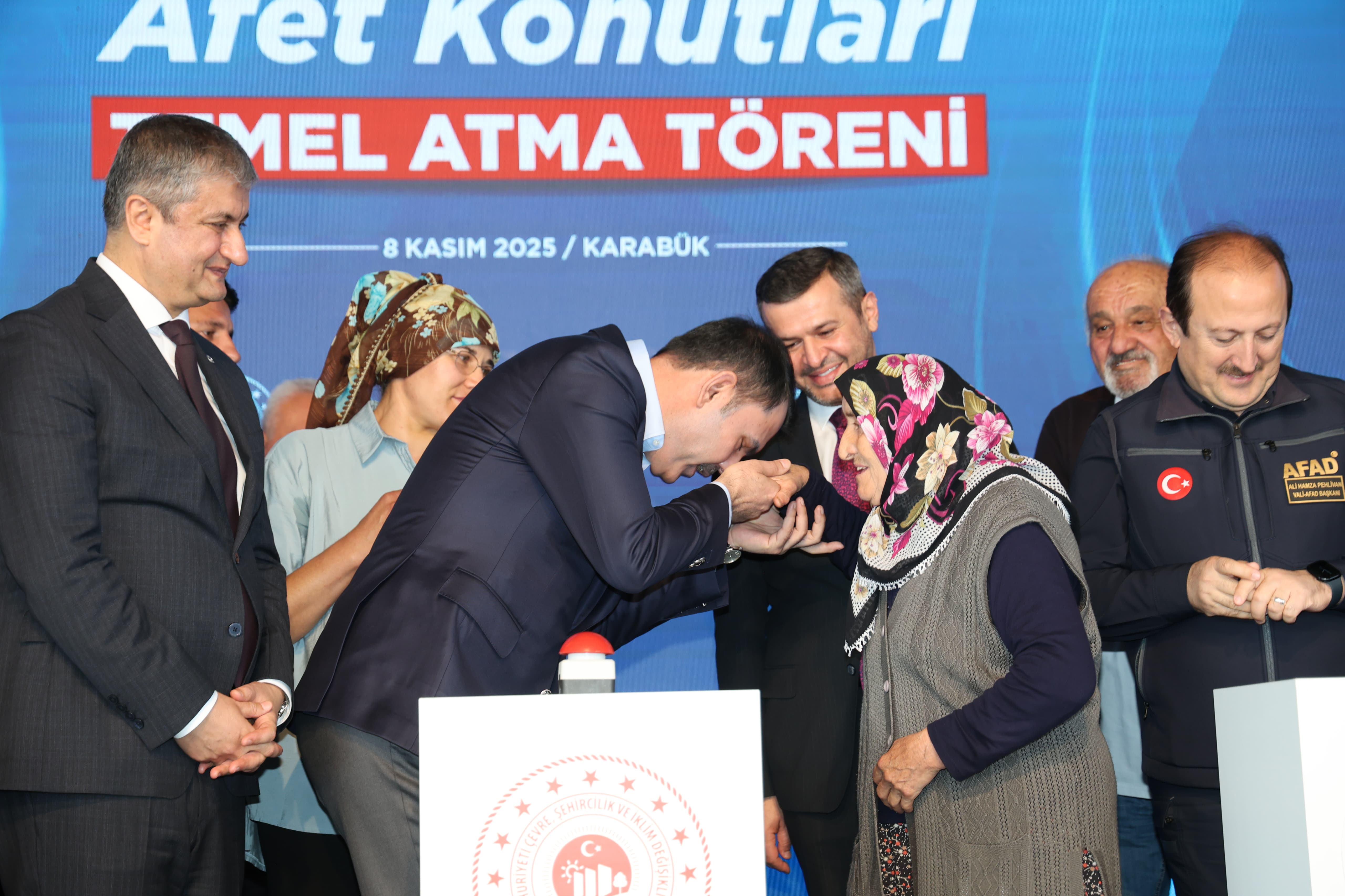 KÖYÜNÜ ALEVLERE TESLİM ETMEK İSTEMEMİŞTİ, YENİ EVLERİN TEMELİNİ BAKAN KURUM İLE BİRLİKTE ATTI