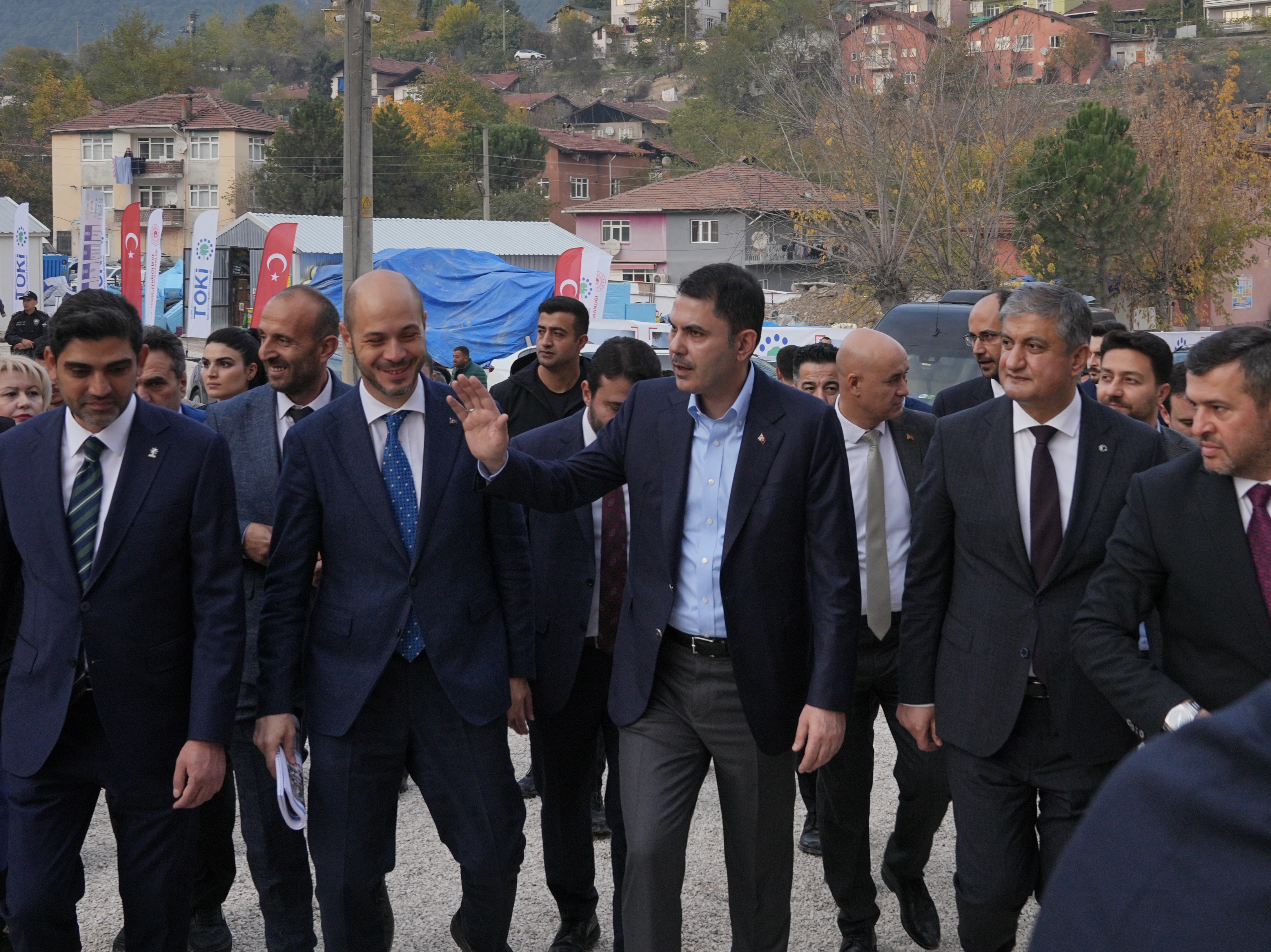 KÖYÜNÜ ALEVLERE TESLİM ETMEK İSTEMEMİŞTİ, YENİ EVLERİN TEMELİNİ BAKAN KURUM İLE BİRLİKTE ATTI