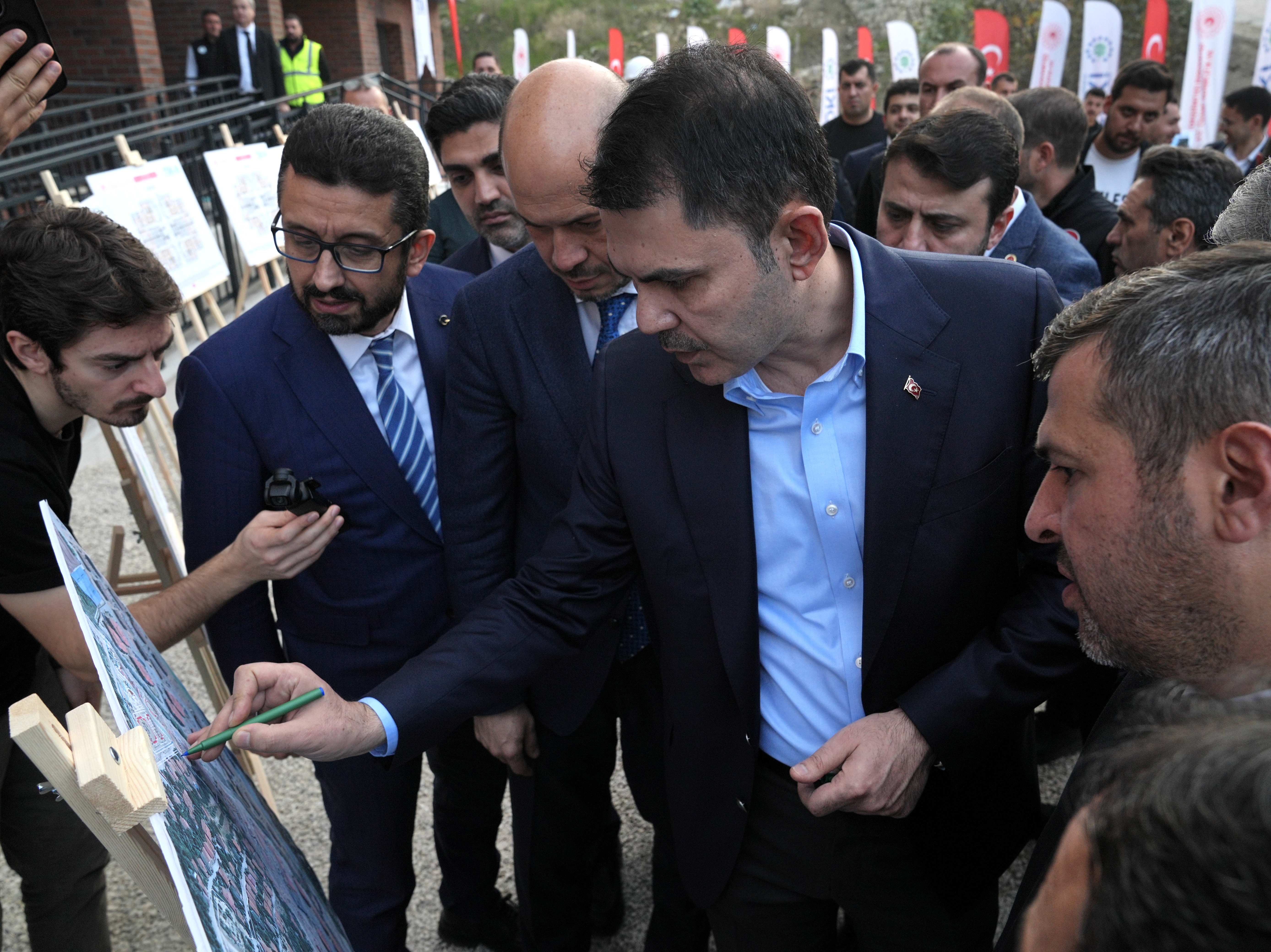 KÖYÜNÜ ALEVLERE TESLİM ETMEK İSTEMEMİŞTİ, YENİ EVLERİN TEMELİNİ BAKAN KURUM İLE BİRLİKTE ATTI