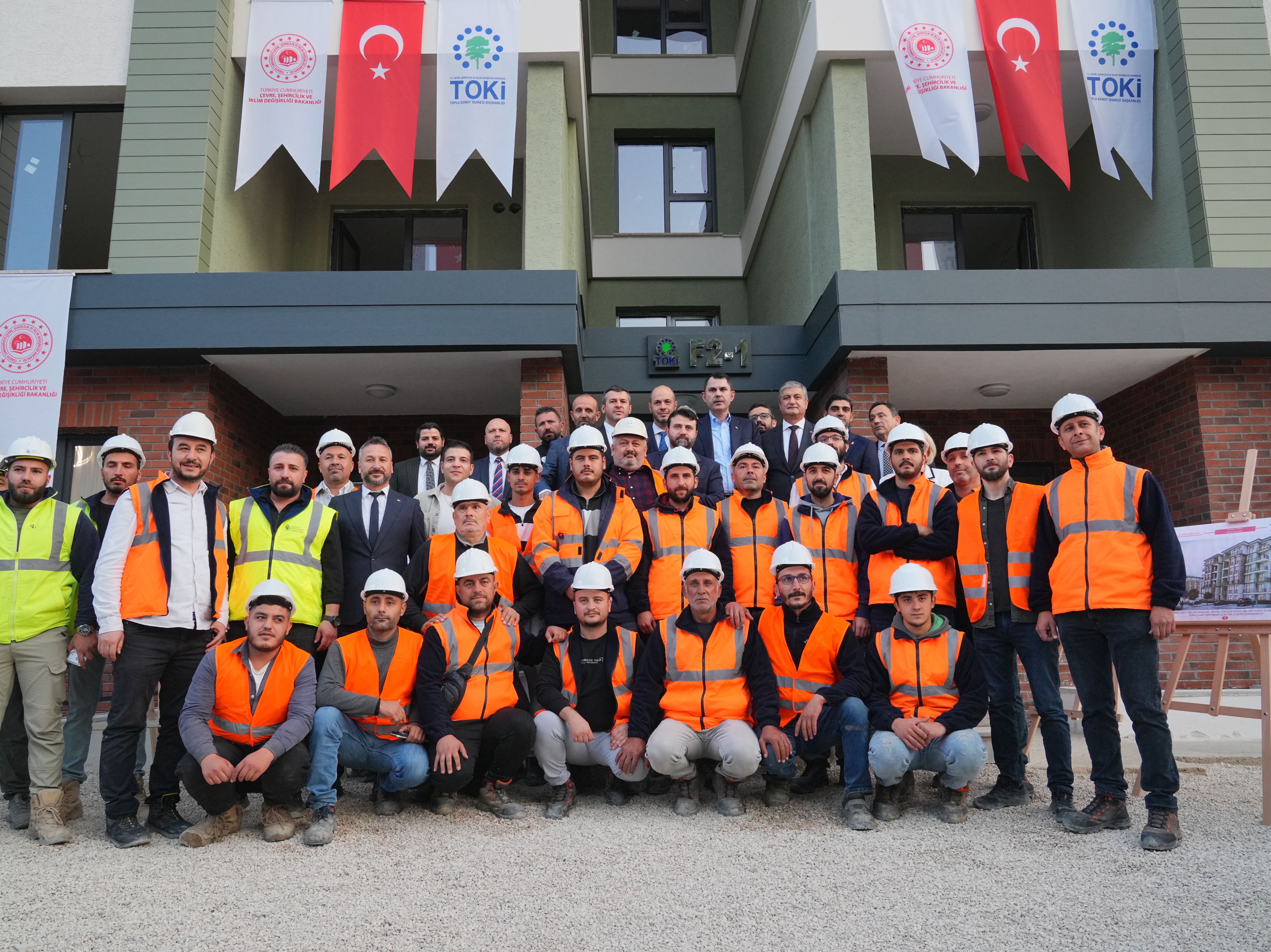 KÖYÜNÜ ALEVLERE TESLİM ETMEK İSTEMEMİŞTİ, YENİ EVLERİN TEMELİNİ BAKAN KURUM İLE BİRLİKTE ATTI