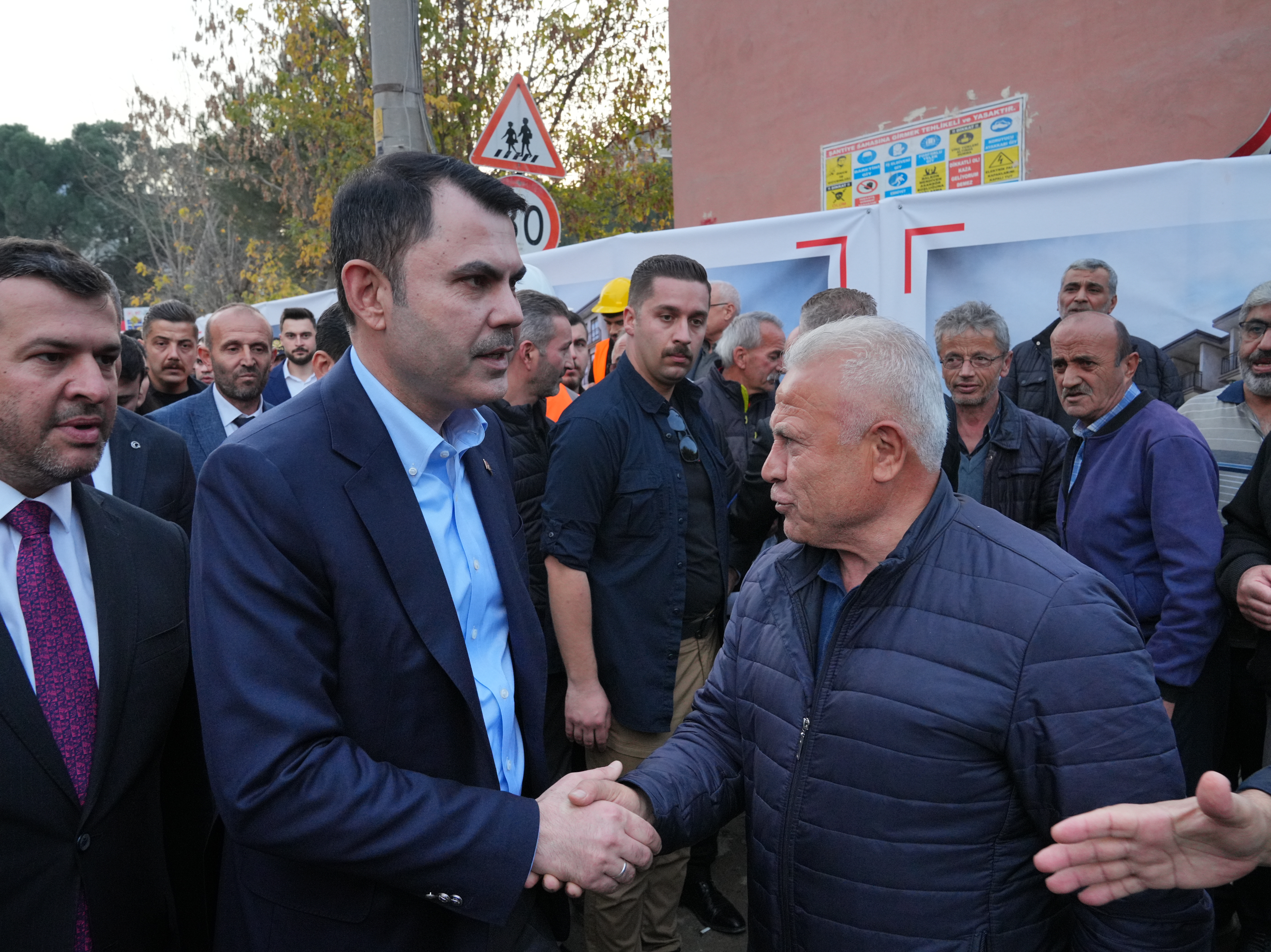 KÖYÜNÜ ALEVLERE TESLİM ETMEK İSTEMEMİŞTİ, YENİ EVLERİN TEMELİNİ BAKAN KURUM İLE BİRLİKTE ATTI