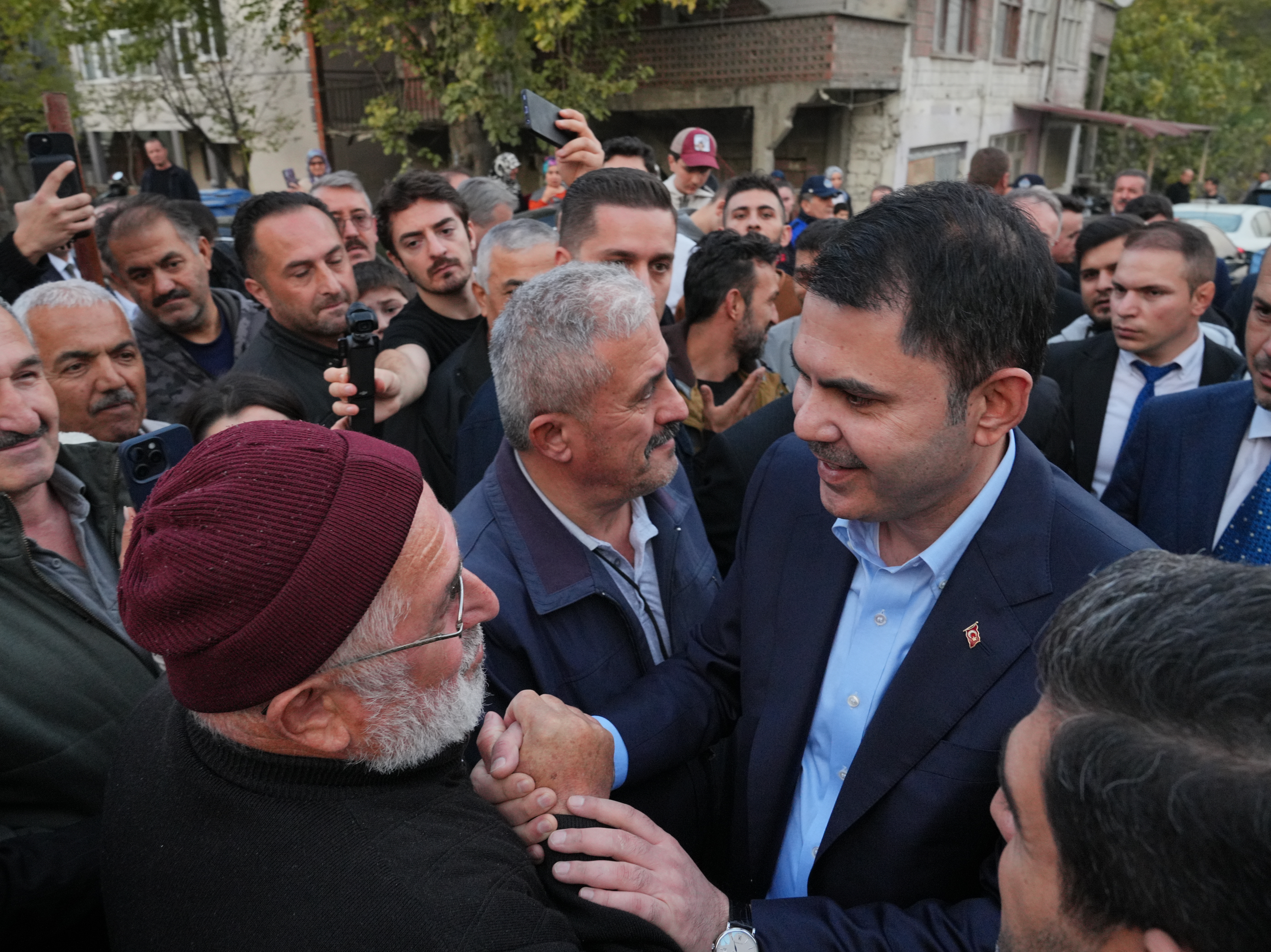 KÖYÜNÜ ALEVLERE TESLİM ETMEK İSTEMEMİŞTİ, YENİ EVLERİN TEMELİNİ BAKAN KURUM İLE BİRLİKTE ATTI