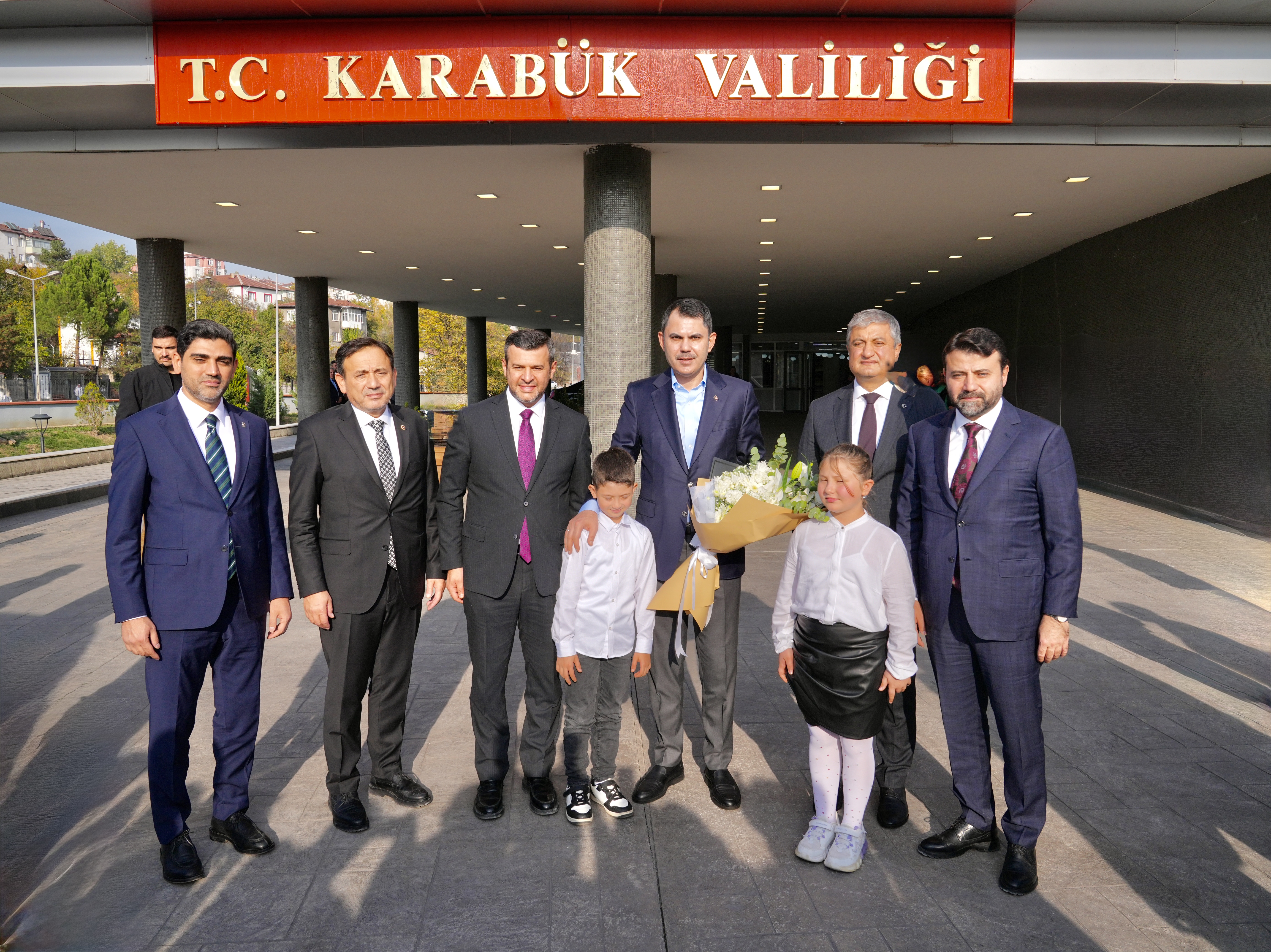 KÖYÜNÜ ALEVLERE TESLİM ETMEK İSTEMEMİŞTİ, YENİ EVLERİN TEMELİNİ BAKAN KURUM İLE BİRLİKTE ATTI