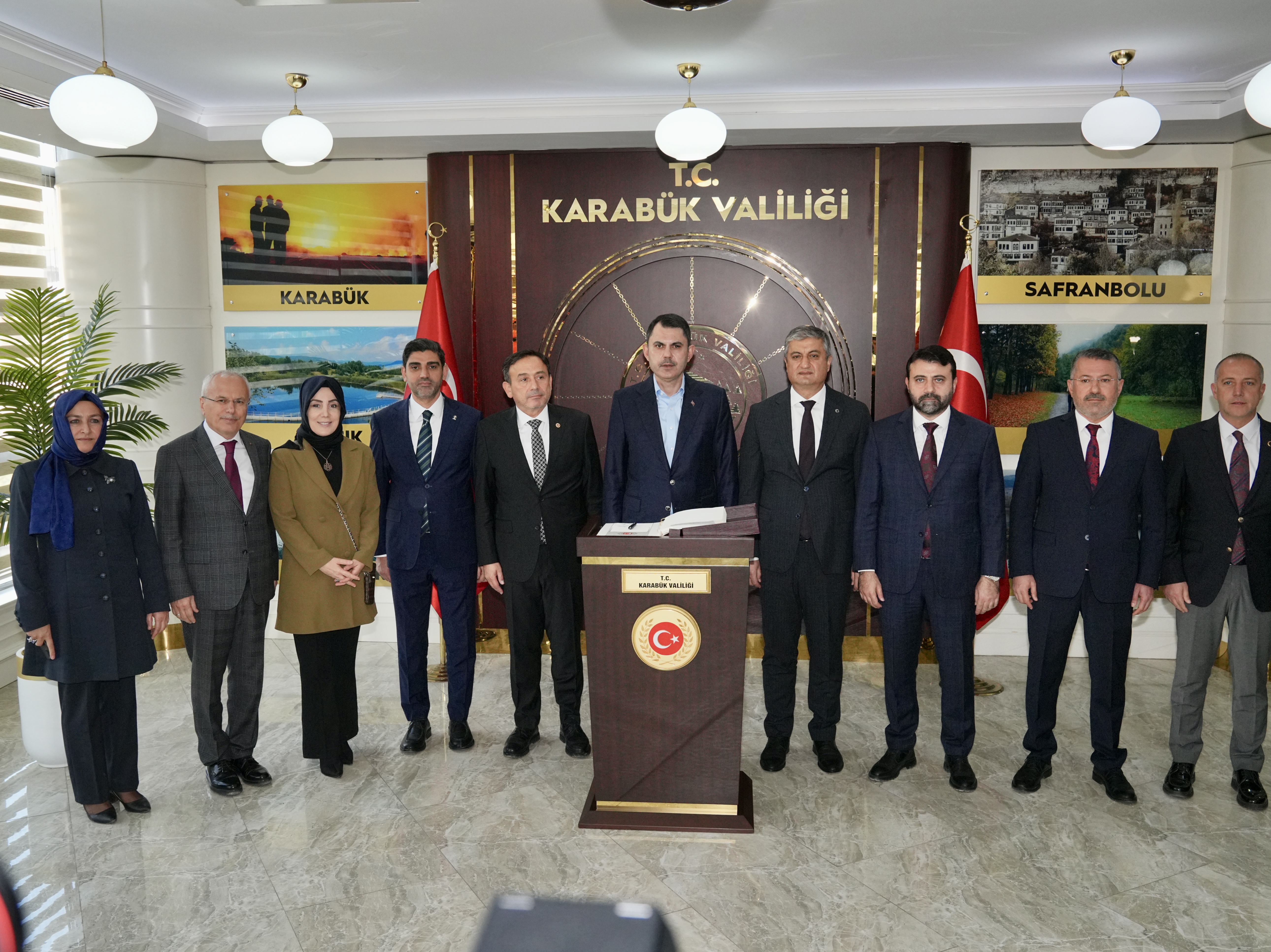 KÖYÜNÜ ALEVLERE TESLİM ETMEK İSTEMEMİŞTİ, YENİ EVLERİN TEMELİNİ BAKAN KURUM İLE BİRLİKTE ATTI