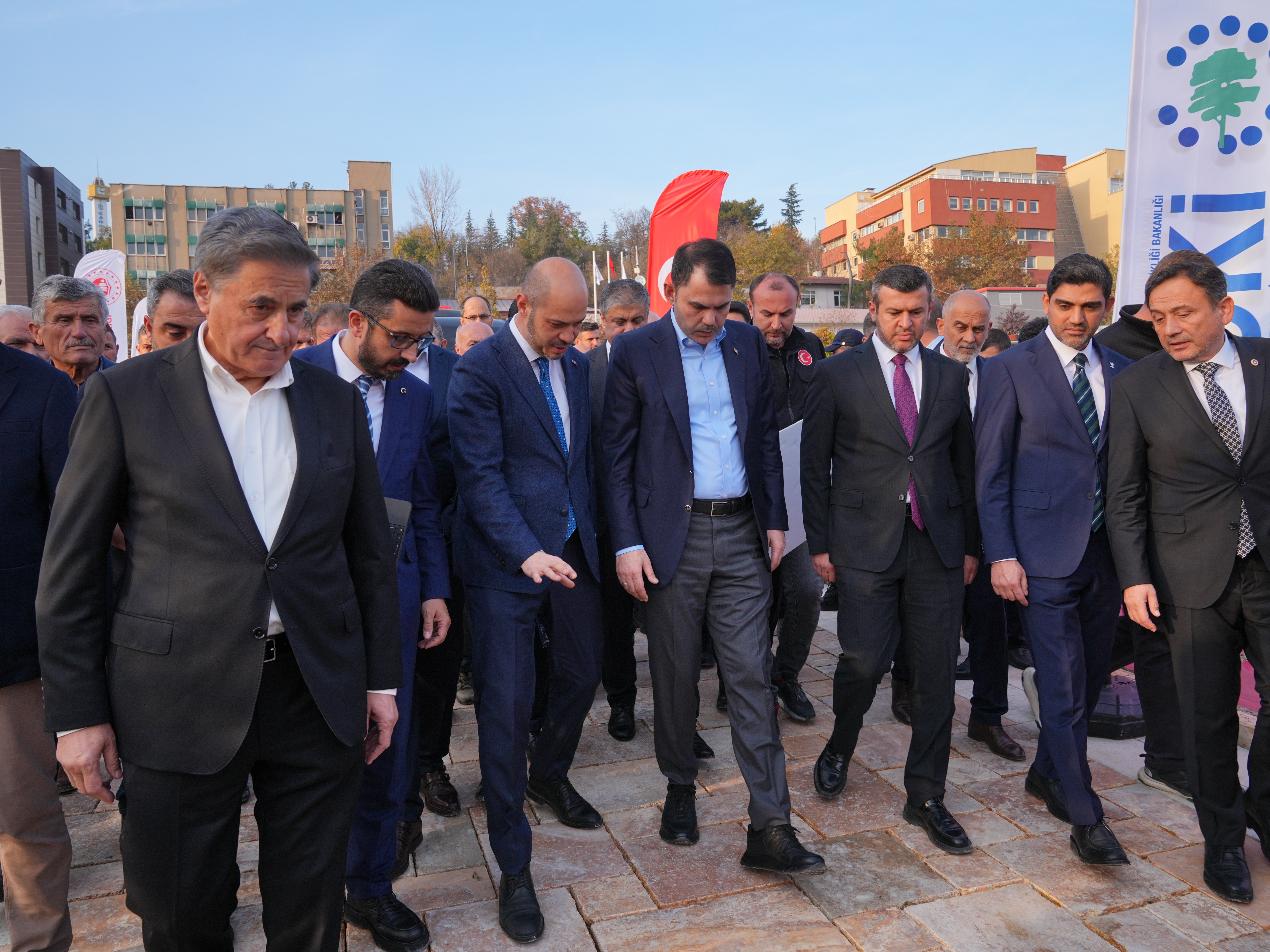 KÖYÜNÜ ALEVLERE TESLİM ETMEK İSTEMEMİŞTİ, YENİ EVLERİN TEMELİNİ BAKAN KURUM İLE BİRLİKTE ATTI