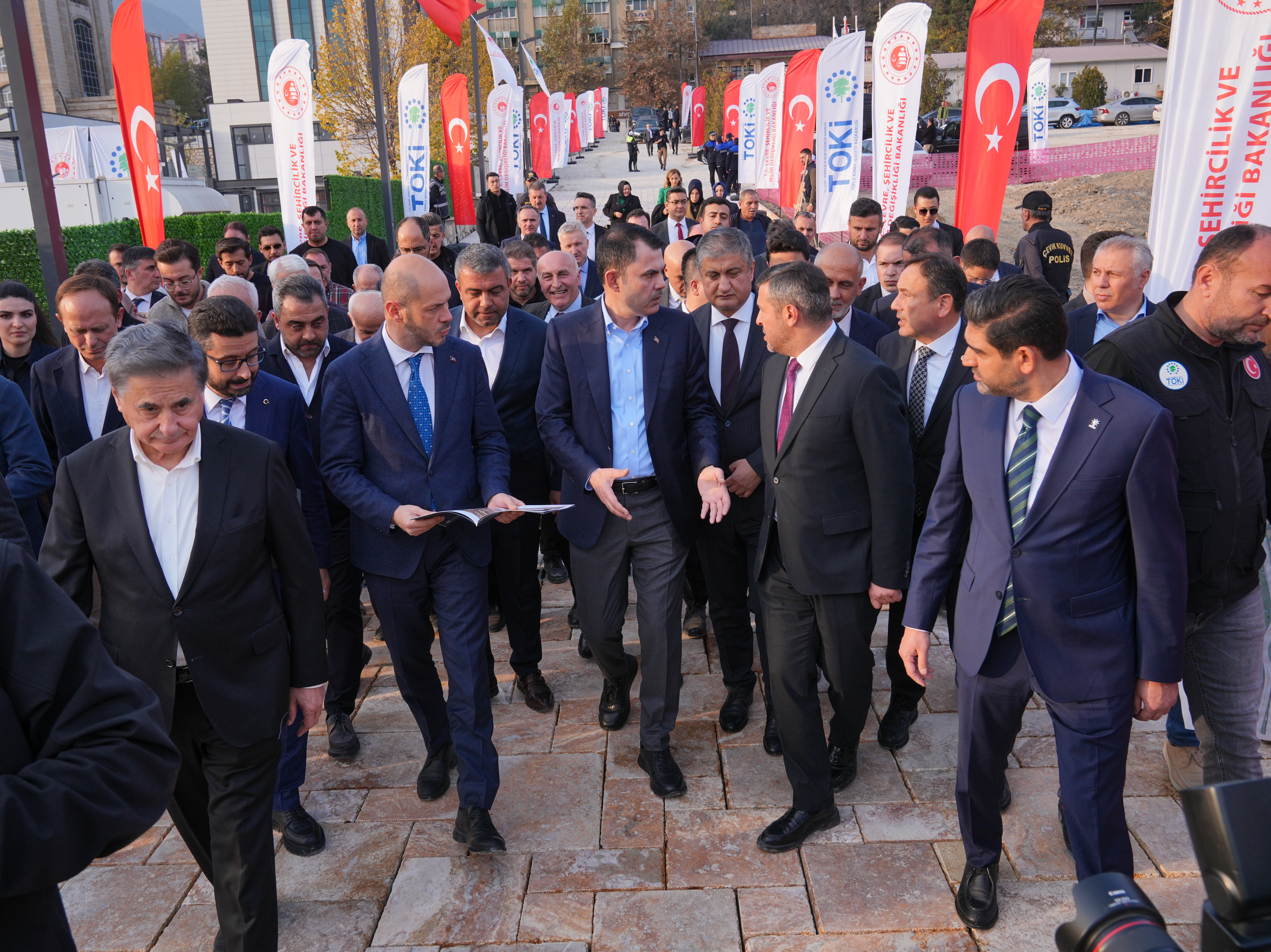 KÖYÜNÜ ALEVLERE TESLİM ETMEK İSTEMEMİŞTİ, YENİ EVLERİN TEMELİNİ BAKAN KURUM İLE BİRLİKTE ATTI