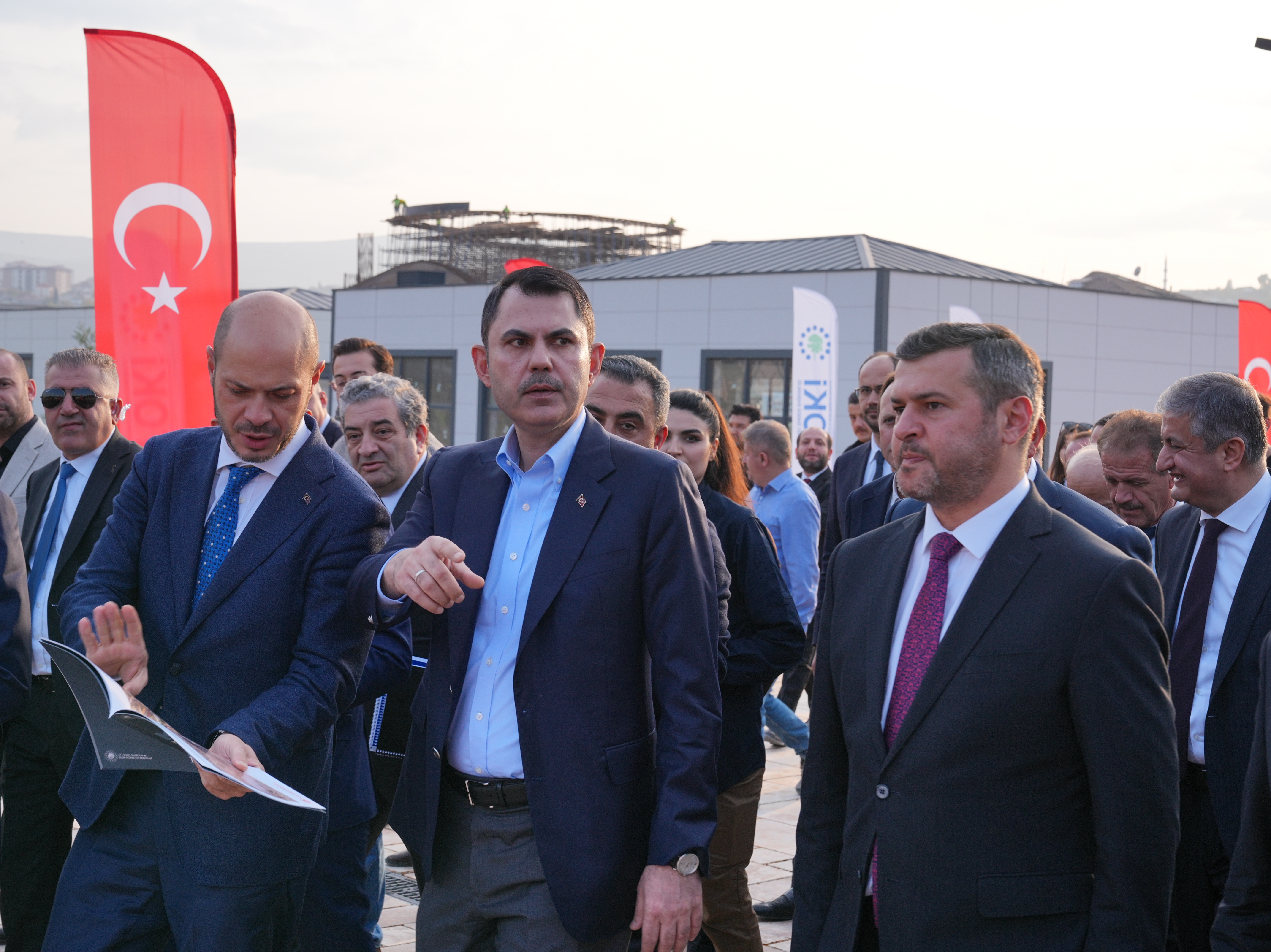 KÖYÜNÜ ALEVLERE TESLİM ETMEK İSTEMEMİŞTİ, YENİ EVLERİN TEMELİNİ BAKAN KURUM İLE BİRLİKTE ATTI