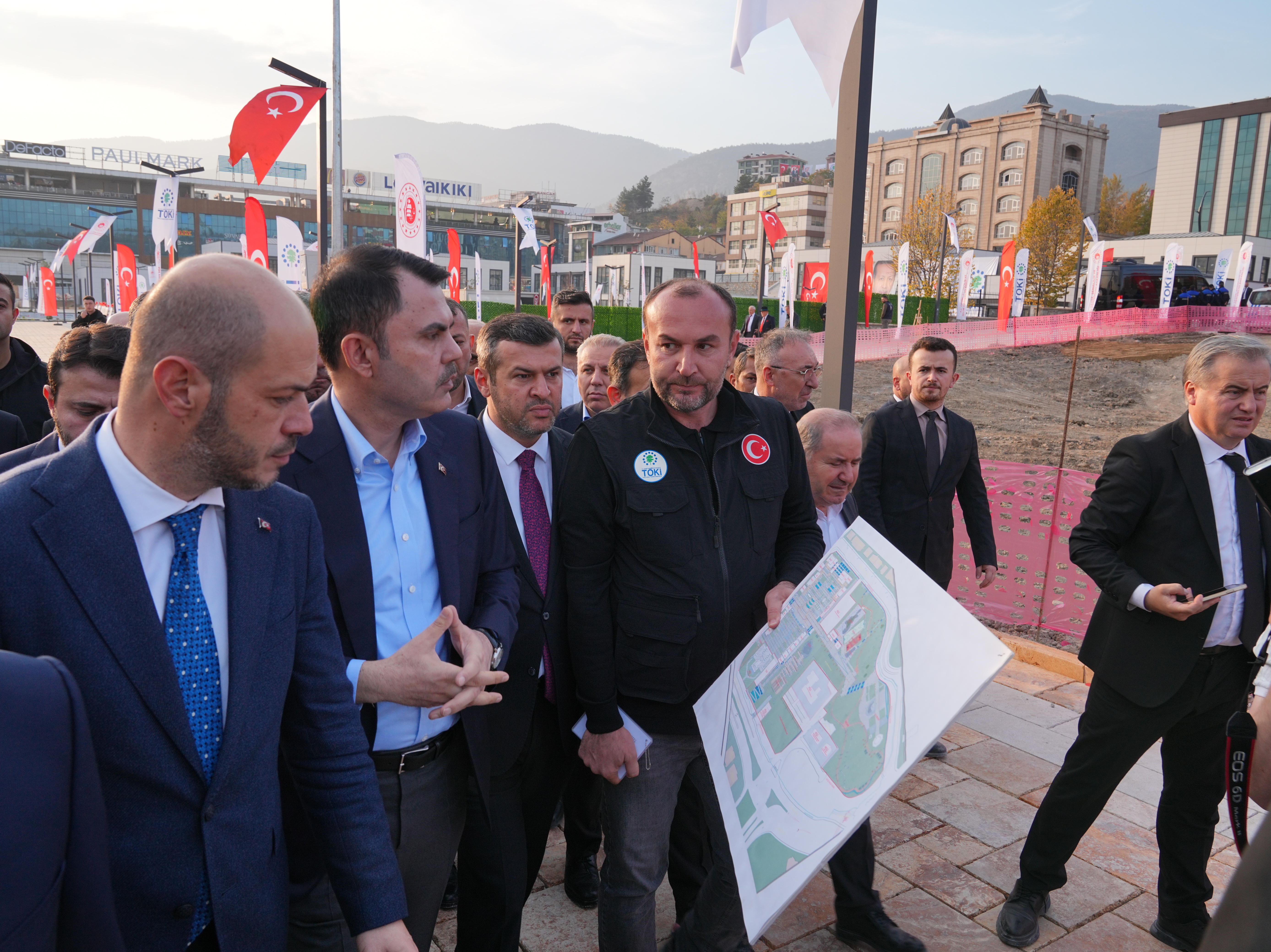 KÖYÜNÜ ALEVLERE TESLİM ETMEK İSTEMEMİŞTİ, YENİ EVLERİN TEMELİNİ BAKAN KURUM İLE BİRLİKTE ATTI