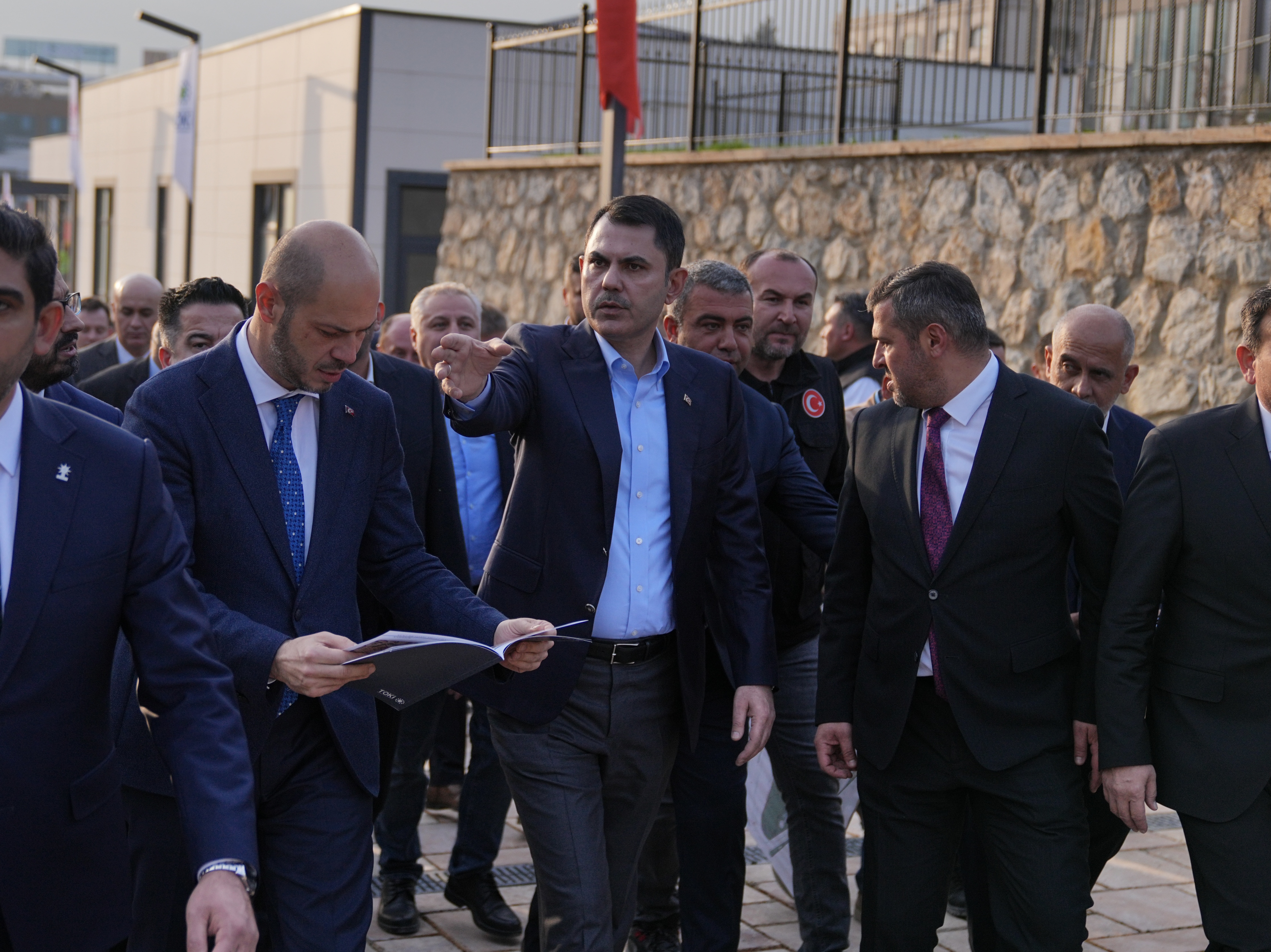 KÖYÜNÜ ALEVLERE TESLİM ETMEK İSTEMEMİŞTİ, YENİ EVLERİN TEMELİNİ BAKAN KURUM İLE BİRLİKTE ATTI