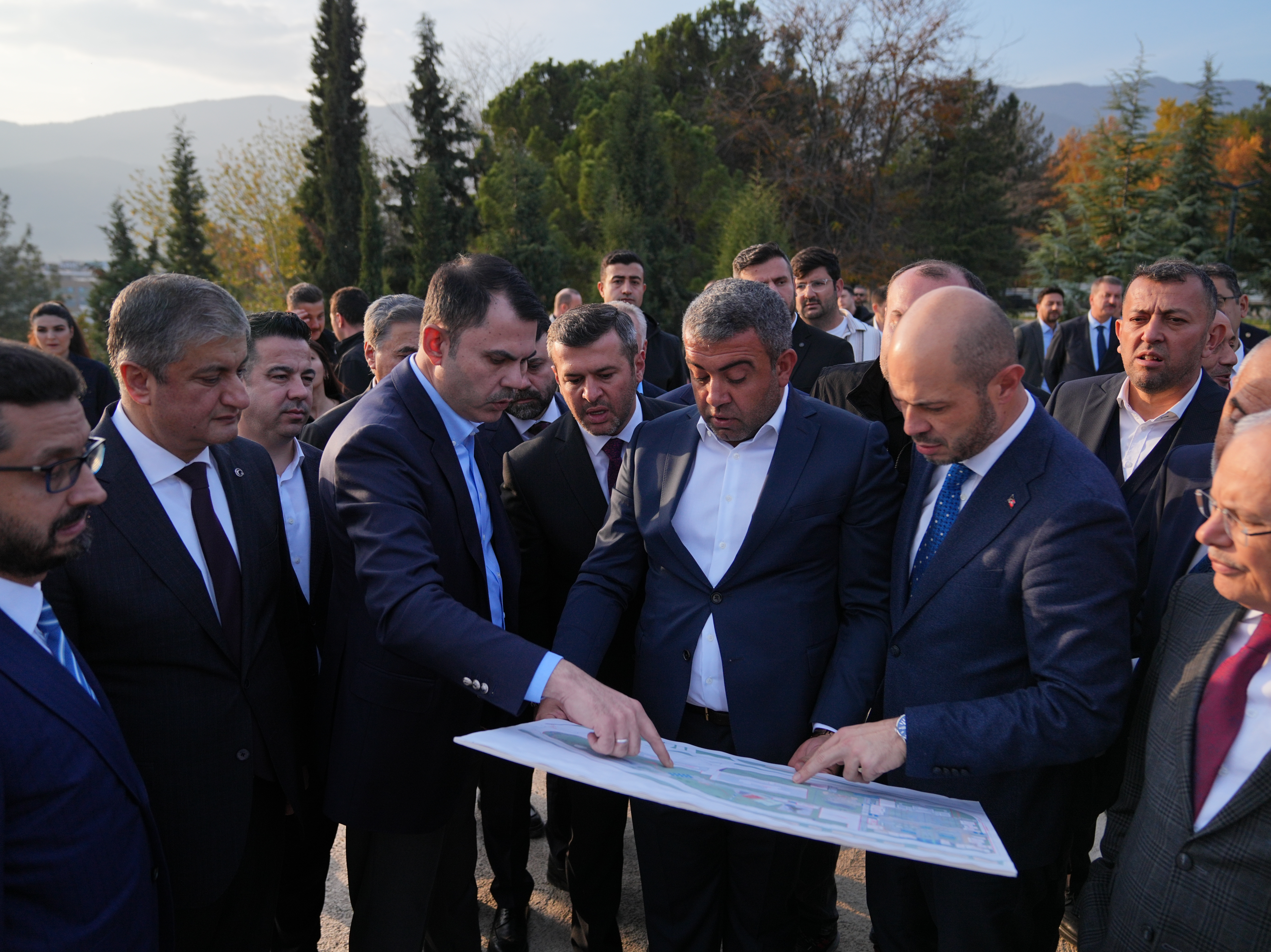 KÖYÜNÜ ALEVLERE TESLİM ETMEK İSTEMEMİŞTİ, YENİ EVLERİN TEMELİNİ BAKAN KURUM İLE BİRLİKTE ATTI