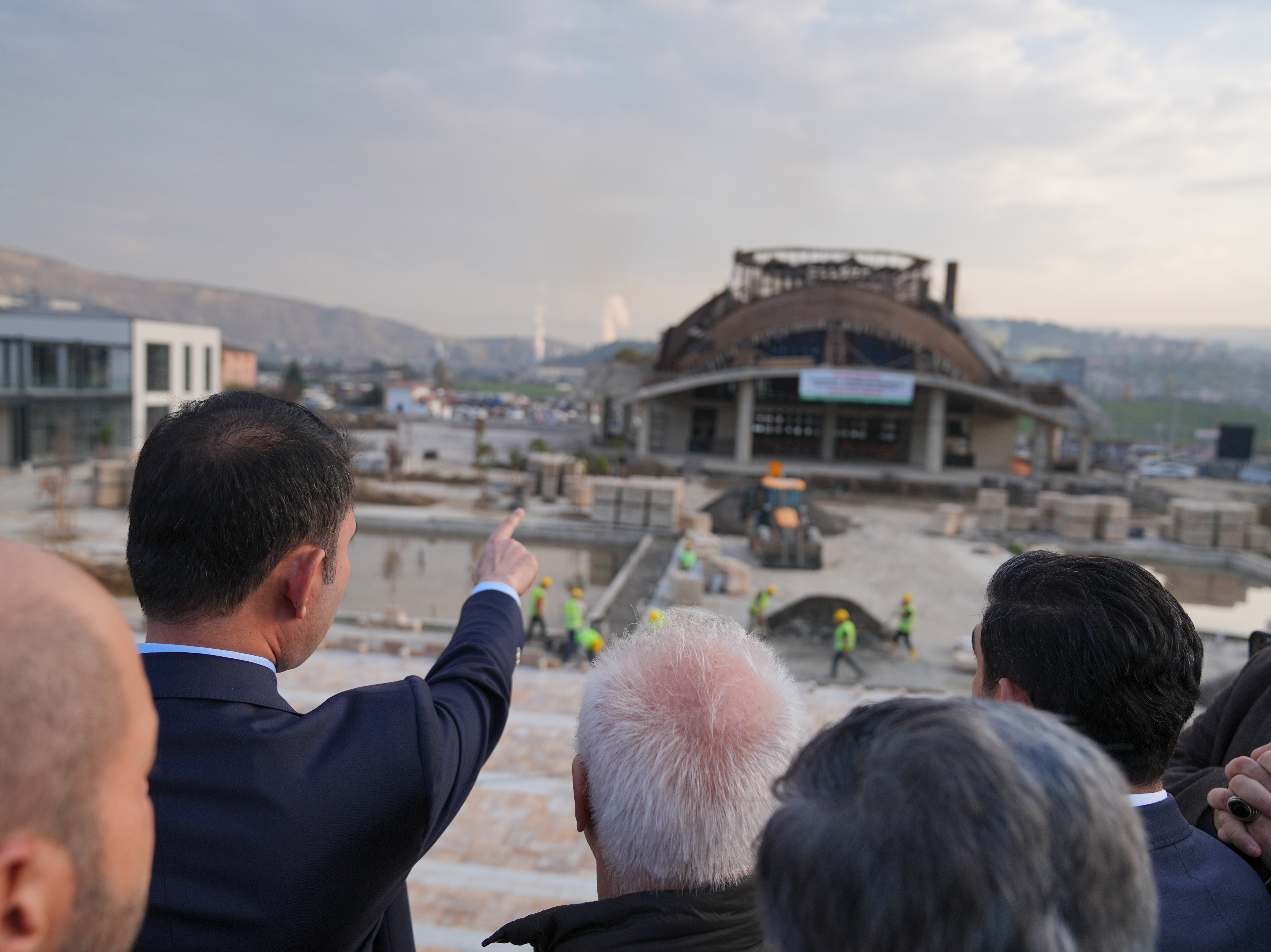 KÖYÜNÜ ALEVLERE TESLİM ETMEK İSTEMEMİŞTİ, YENİ EVLERİN TEMELİNİ BAKAN KURUM İLE BİRLİKTE ATTI