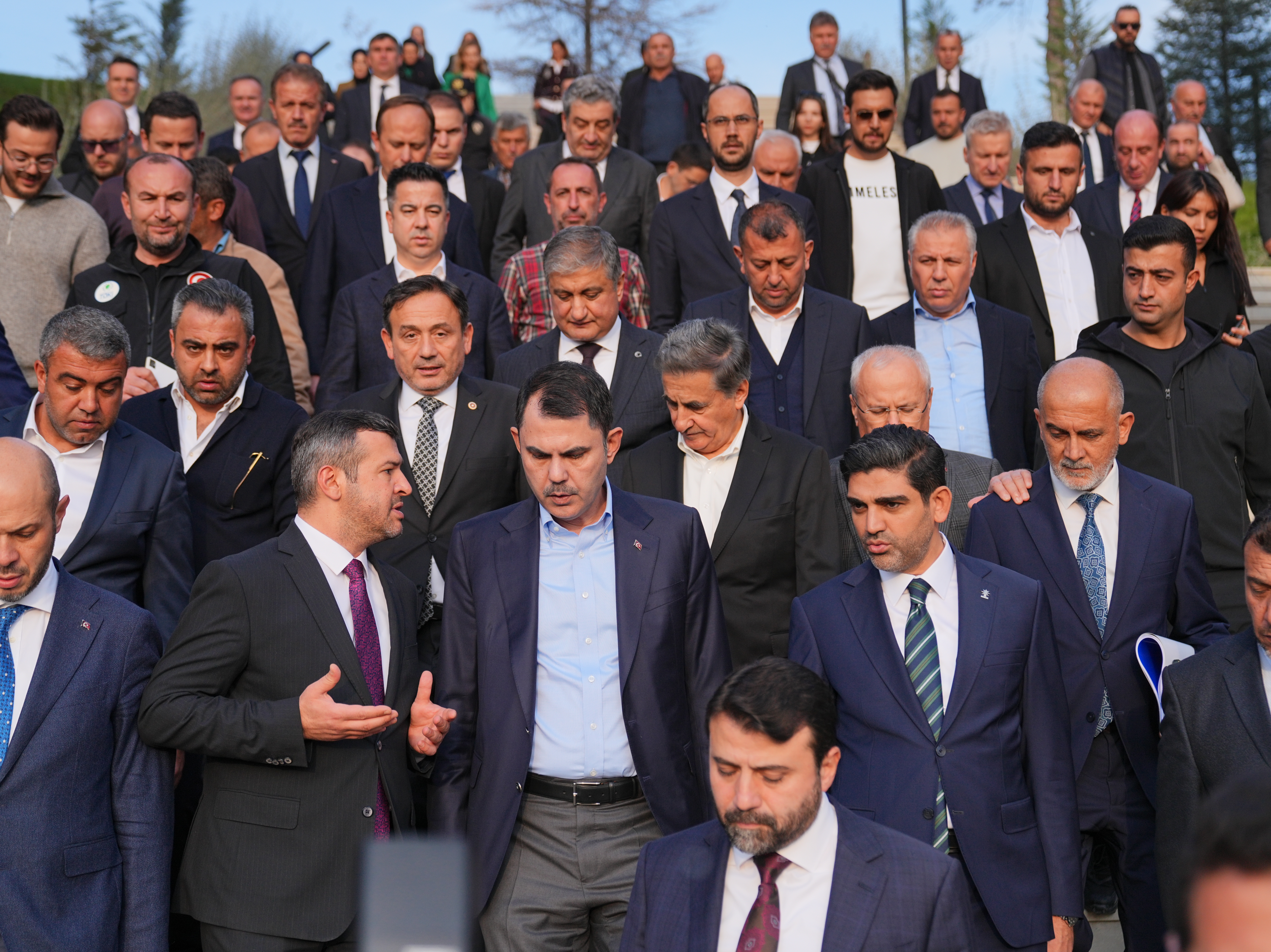 KÖYÜNÜ ALEVLERE TESLİM ETMEK İSTEMEMİŞTİ, YENİ EVLERİN TEMELİNİ BAKAN KURUM İLE BİRLİKTE ATTI