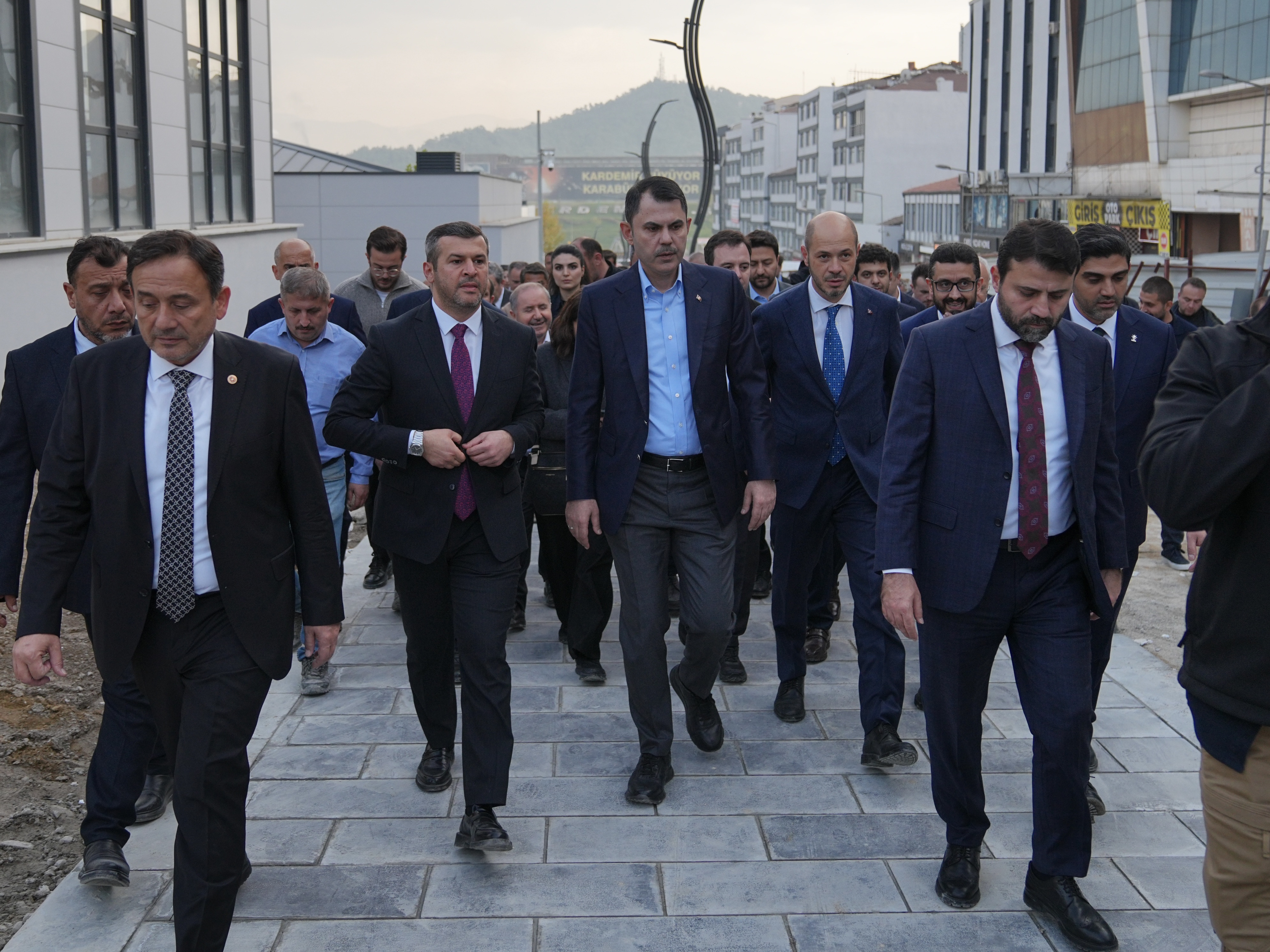 KÖYÜNÜ ALEVLERE TESLİM ETMEK İSTEMEMİŞTİ, YENİ EVLERİN TEMELİNİ BAKAN KURUM İLE BİRLİKTE ATTI