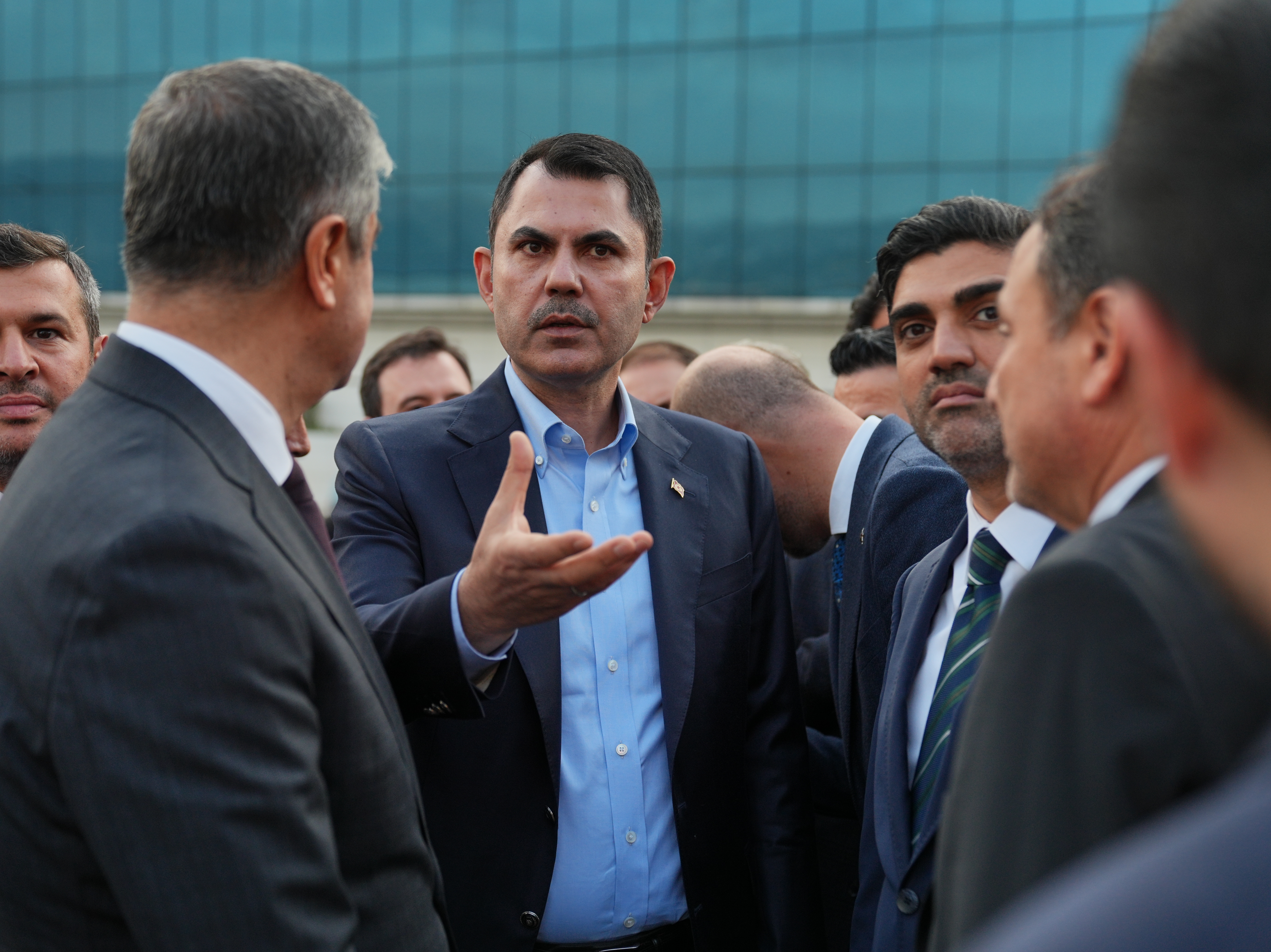 KÖYÜNÜ ALEVLERE TESLİM ETMEK İSTEMEMİŞTİ, YENİ EVLERİN TEMELİNİ BAKAN KURUM İLE BİRLİKTE ATTI