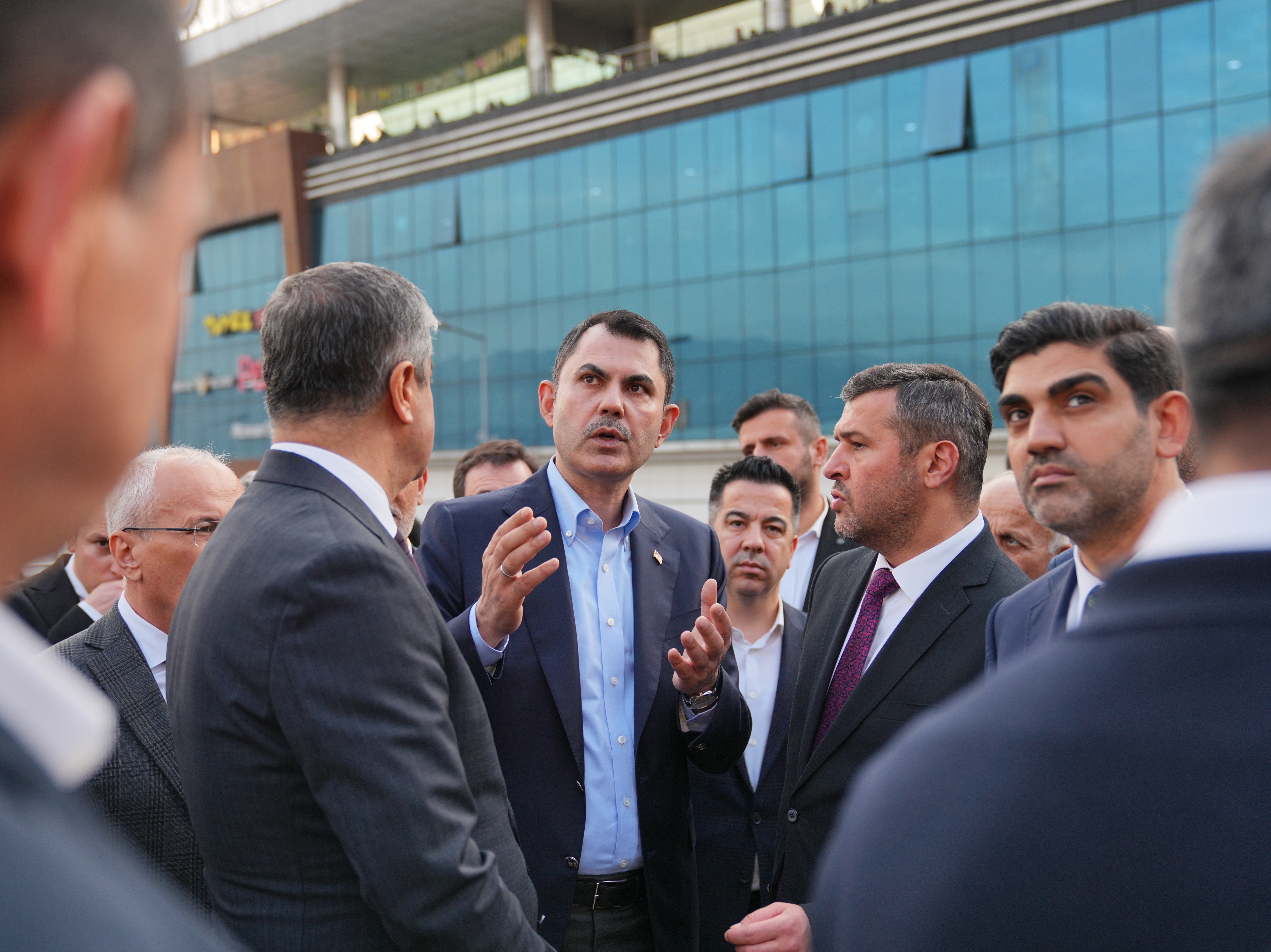 KÖYÜNÜ ALEVLERE TESLİM ETMEK İSTEMEMİŞTİ, YENİ EVLERİN TEMELİNİ BAKAN KURUM İLE BİRLİKTE ATTI