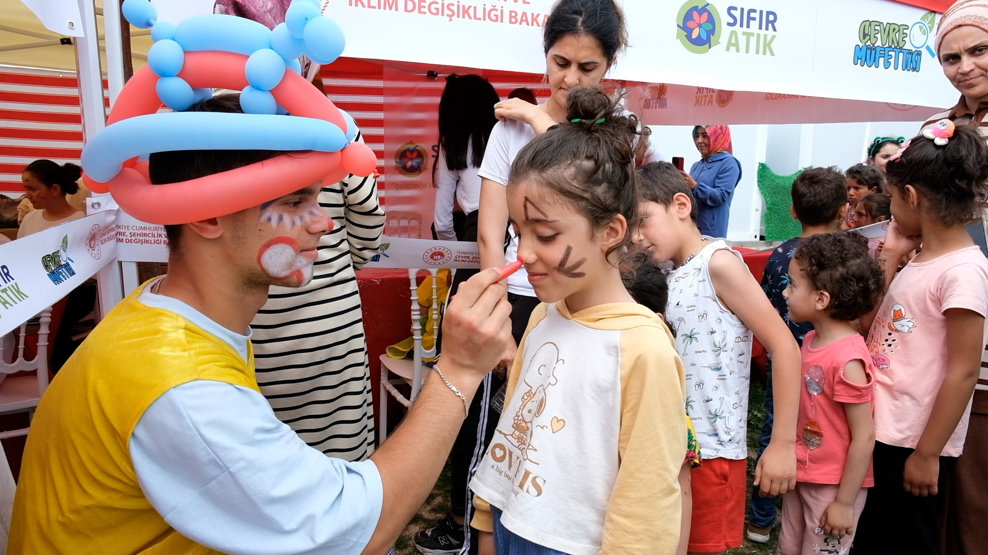 MALATYALI DEPREMZEDE ÇOCUKLAR 23 NİSAN ETKİNLİĞİNDE SIFIR ATIK VE GERİ DÖNÜŞÜMÜ EĞLENEREK ÖĞRENDİ