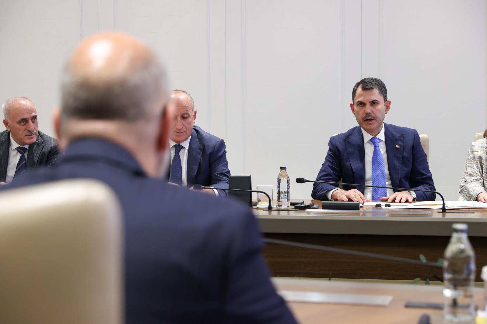 PORTEKİZLİ BAKAN DEPREM BÖLGESİNDEKİ ÇALIŞMALARA HAYRAN KALDI