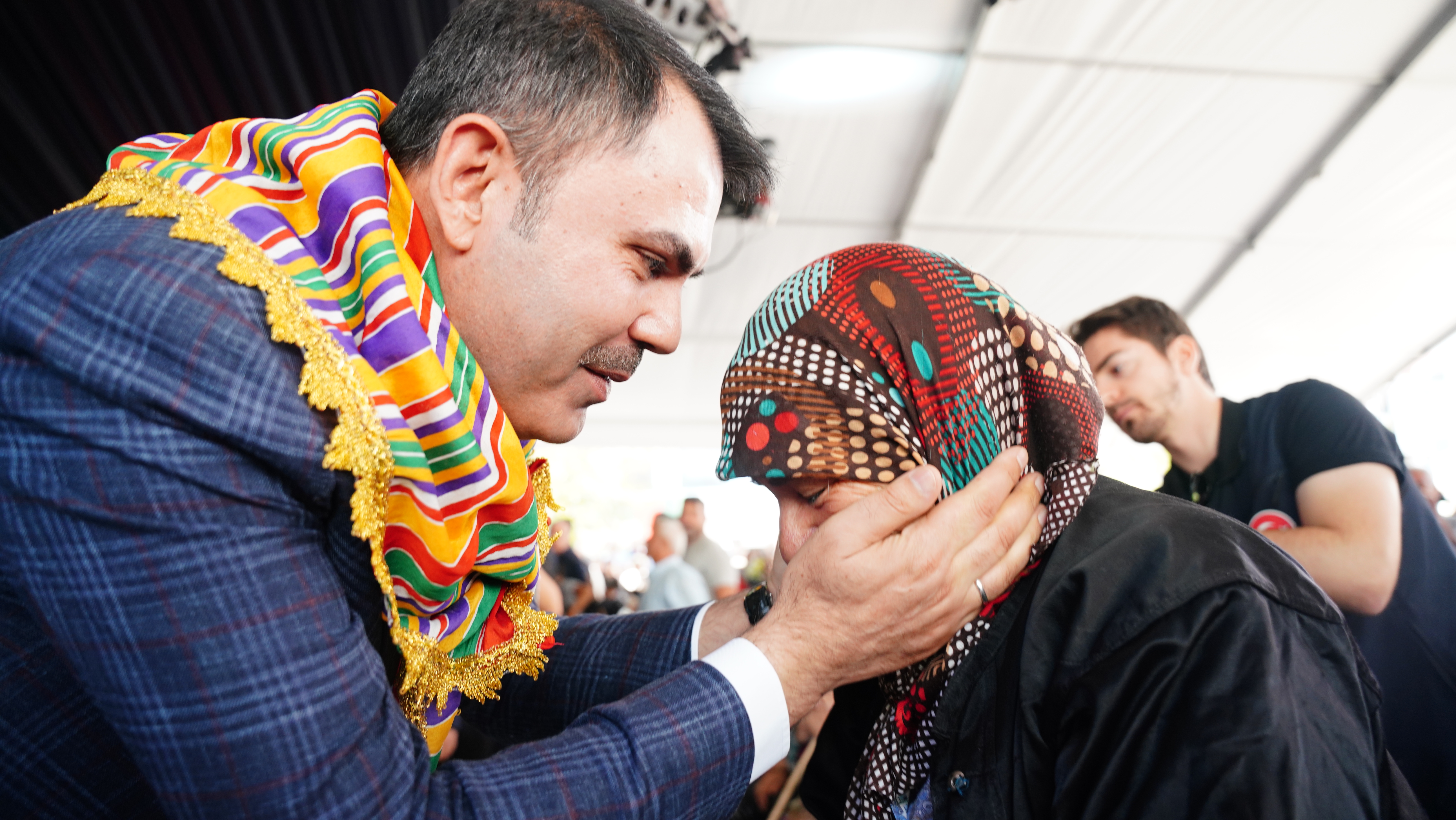 SINDIRGILI KÖYLÜLER KENDİ EVLERİNİN TEMELİNİ BAKAN İLE BİRLİKTE ATTI