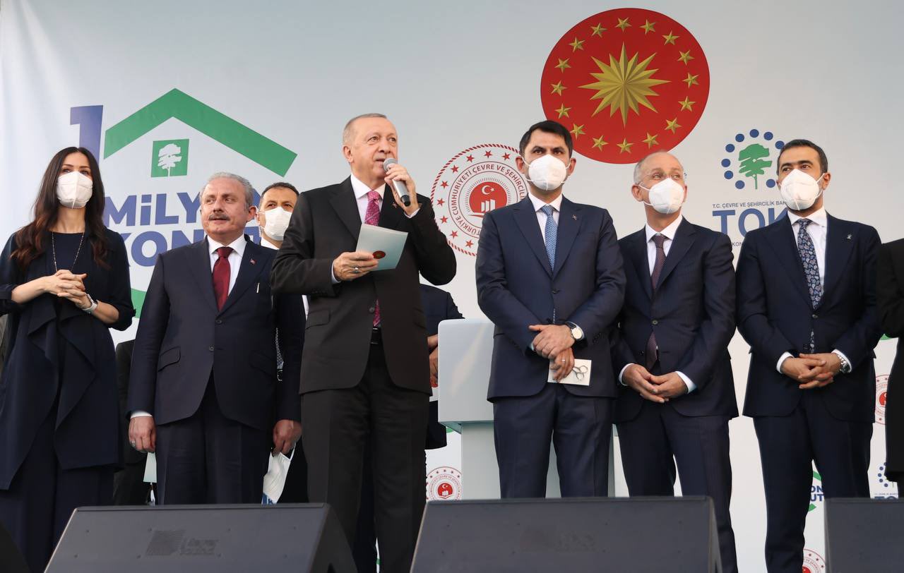 TOKİ’NİN 1 MİLYONUNCU KONUTUNUN ANAHTAR TESLİMİNİ CUMHURBAŞKANI ERDOĞAN YAPTI Cumhurbaşkanı Erdoğan, Sincan Saraycık TOKİ Konutları'nda 