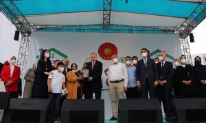 1 MİLYONUNCU KONUTUN ANAHTARINI CUMHURBAŞKANI TESLİM ETTİ
