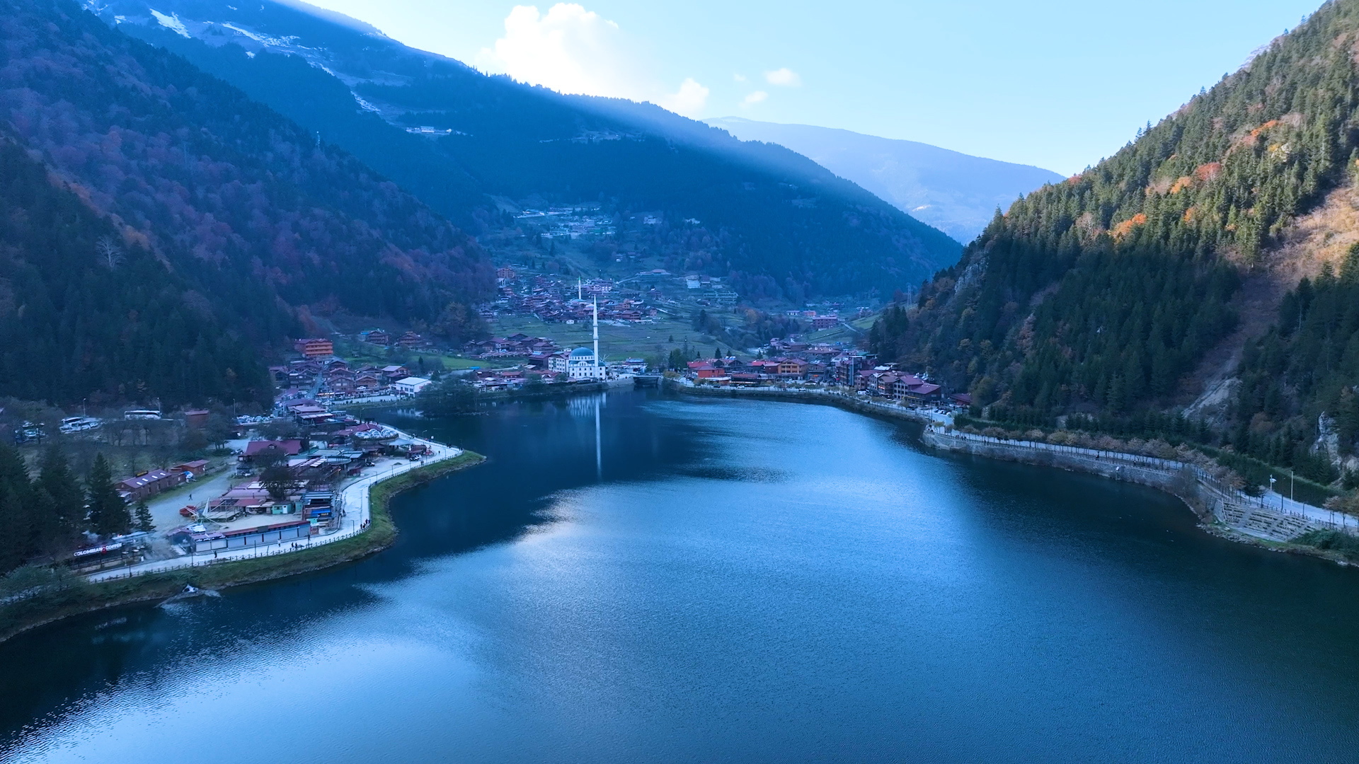 UZUNGÖL’ÜN ÇEVRESİ KAÇAK YAPILARDAN TEMİZLENECEK