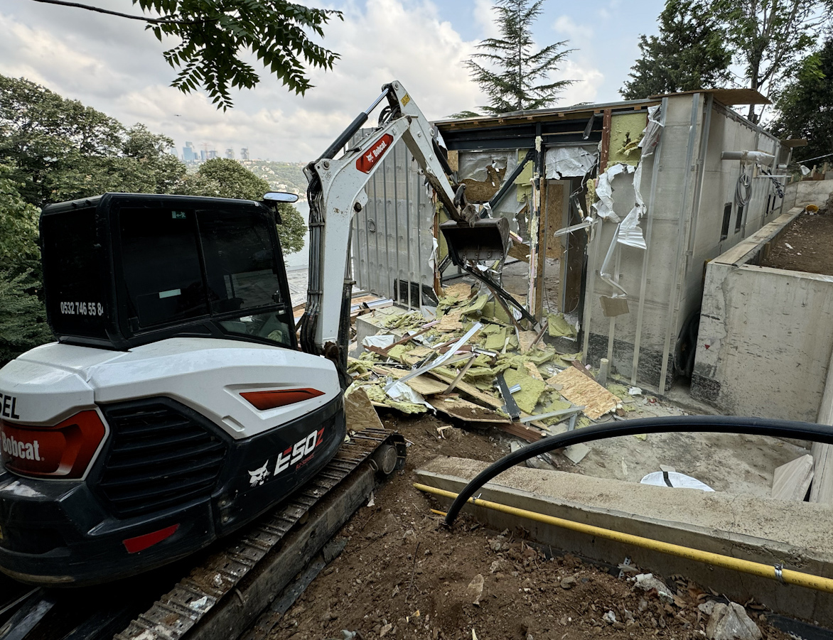 VANİKÖY’DEKİ KAÇAK İNŞAATTA YIKIM BAŞLADI