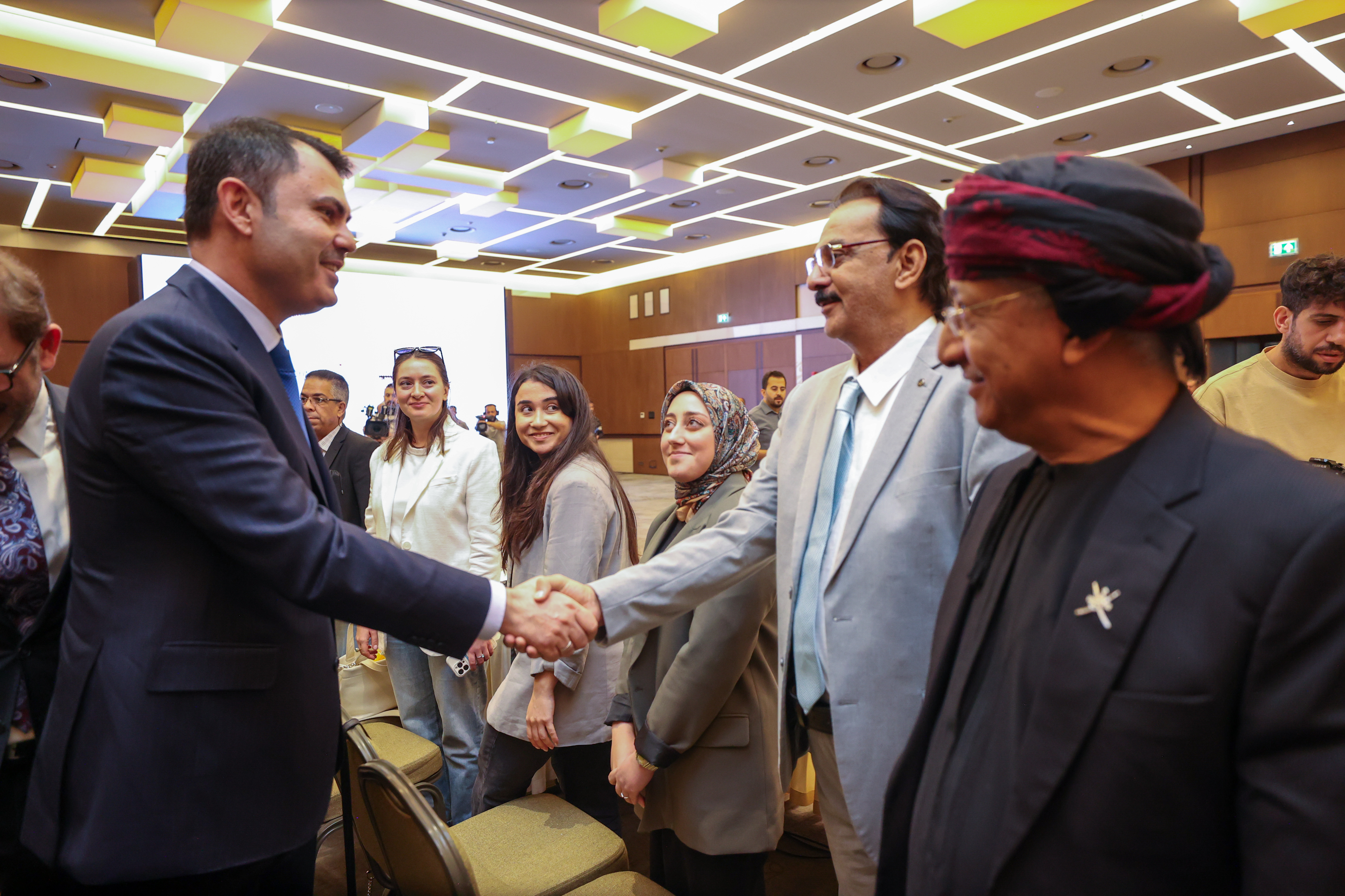 YABANCI GAZETECİLERDEN ASRIN İNŞA SEFERBERLİĞİNE ÖVGÜ